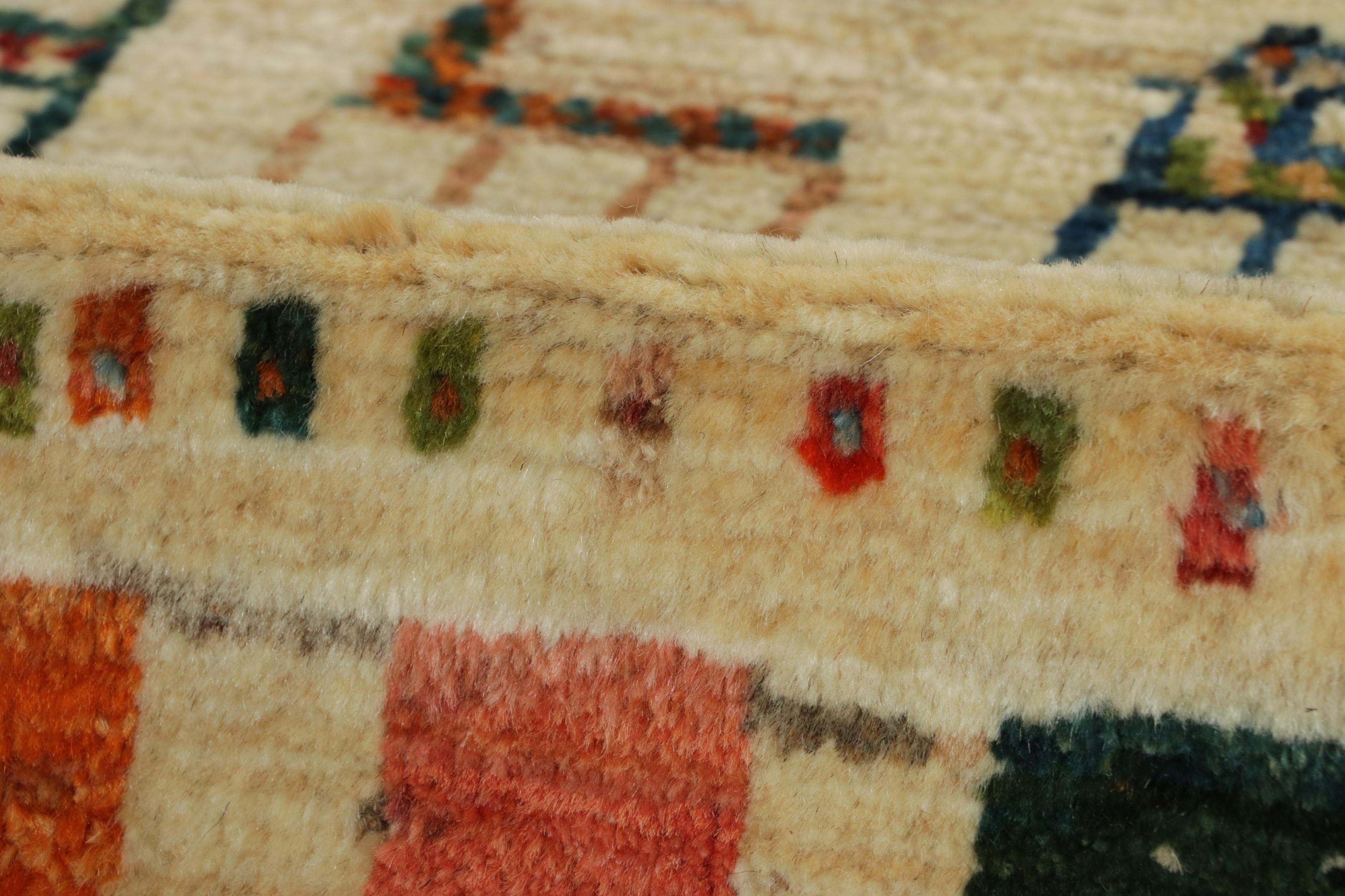 Alfombra tribal Gabbeh vintage en beige con motivos pictóricos en naranja by Rug & Kilim Lana en venta