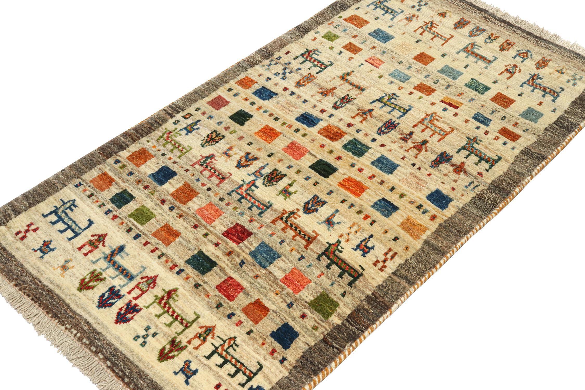 Ein alter persischer Gabbeh-Teppich (3x5) aus der neuesten Kollektion von Rug & Kilim, die seltene Stammesstücke enthält. Handgeknüpft aus Wolle, ca. 1950-1960.
Über das Design:
Kenner werden diesen Stammesursprung als einen der primitivsten,