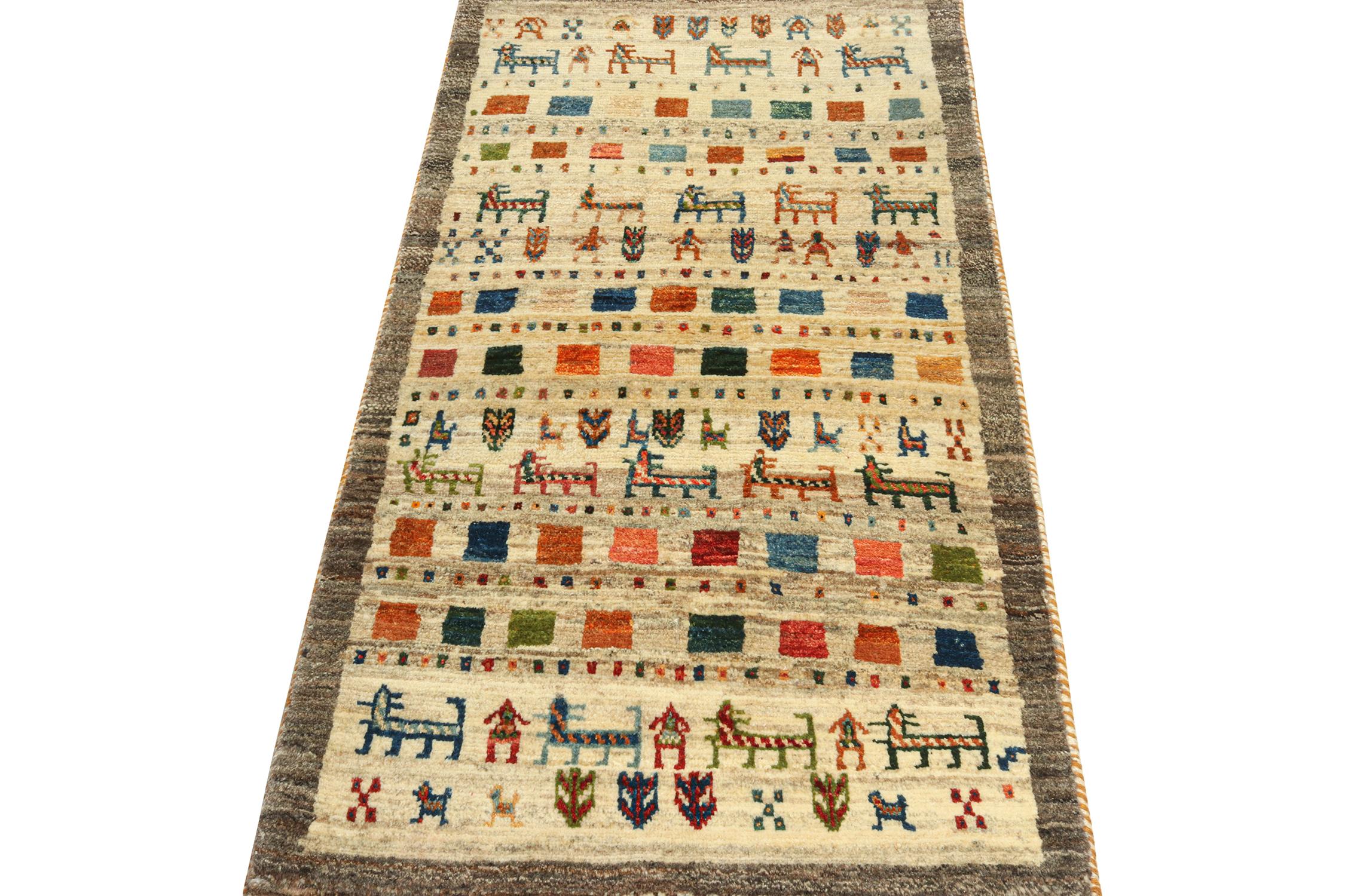 Gabbeh Tribal Teppich im Vintage-Stil in Beige mit orangefarbenen Bildmustern von Teppich & Kelim (Stammeskunst) im Angebot