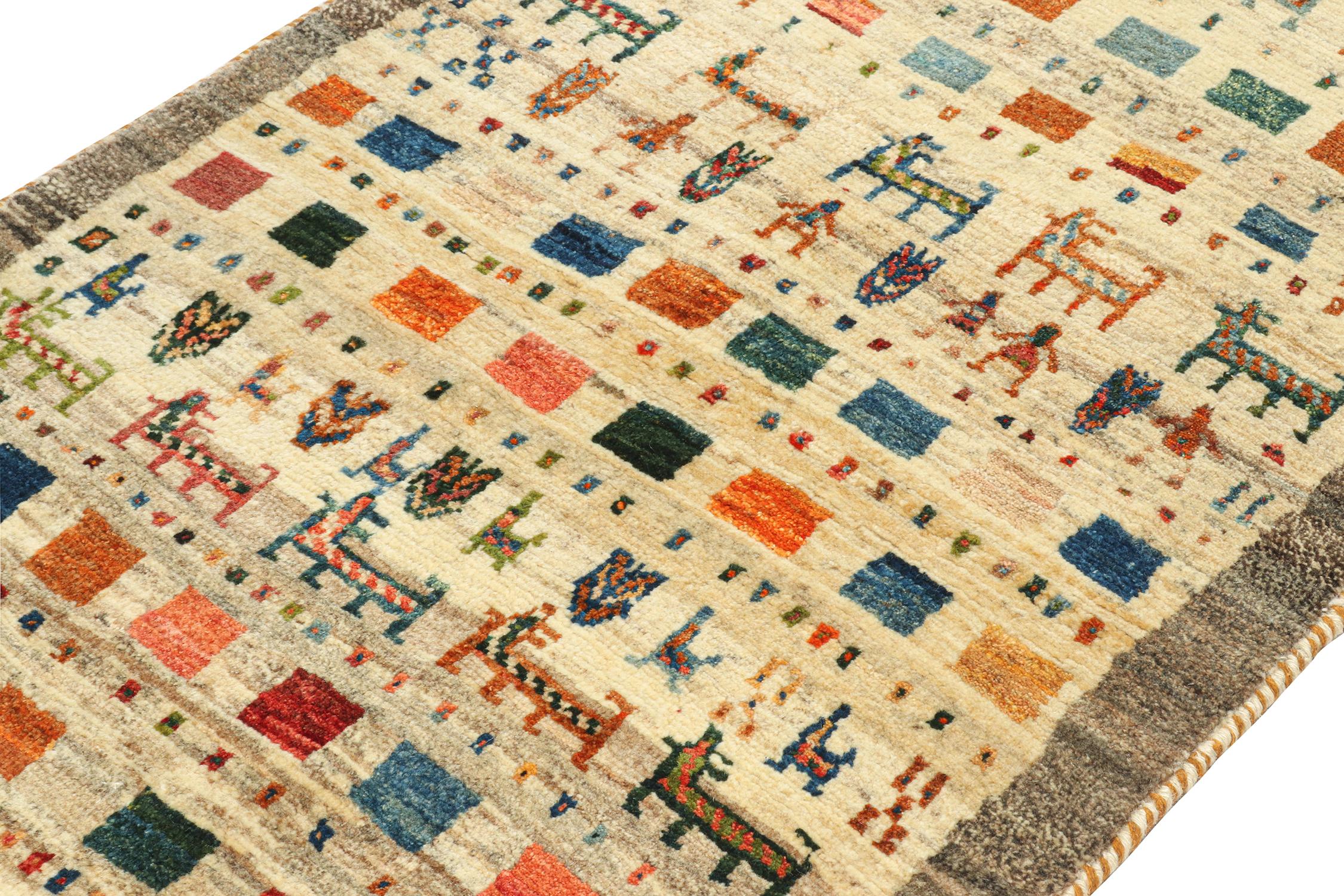 Gabbeh Tribal Teppich im Vintage-Stil in Beige mit orangefarbenen Bildmustern von Teppich & Kelim (Türkisch) im Angebot