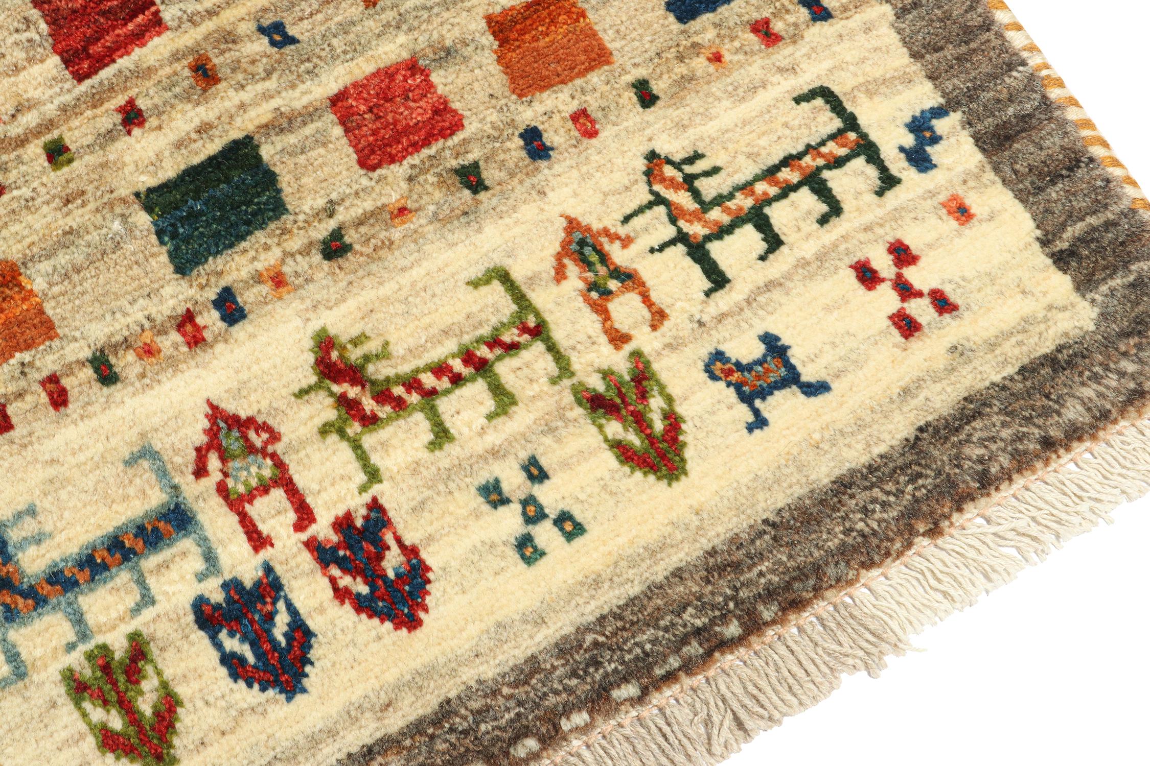 Gabbeh Tribal Teppich im Vintage-Stil in Beige mit orangefarbenen Bildmustern von Teppich & Kelim (Handgeknüpft) im Angebot