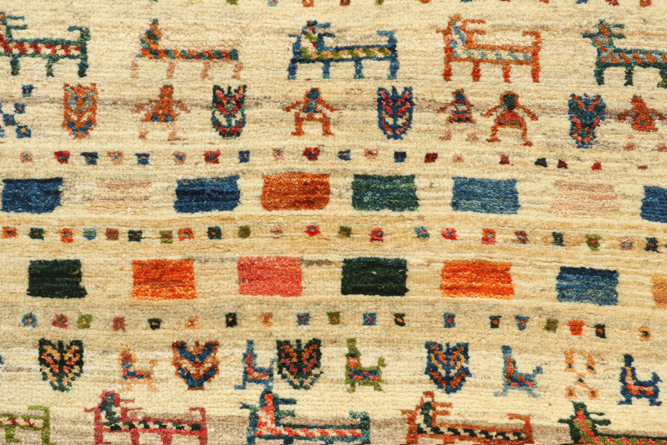 Gabbeh Tribal Teppich im Vintage-Stil in Beige mit orangefarbenen Bildmustern von Teppich & Kelim im Zustand „Gut“ im Angebot in Long Island City, NY