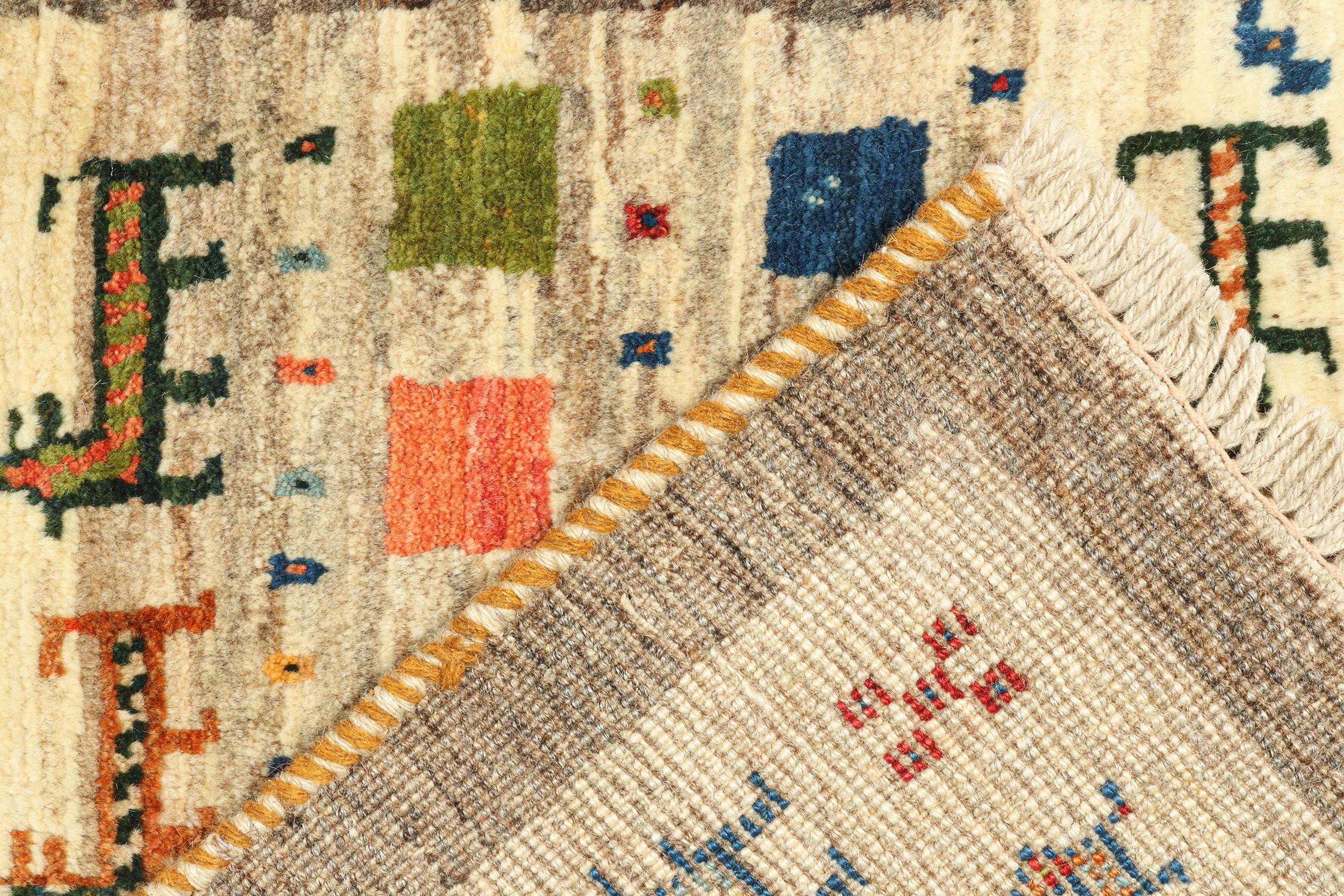 Gabbeh Tribal Teppich im Vintage-Stil in Beige mit orangefarbenen Bildmustern von Teppich & Kelim (Mitte des 20. Jahrhunderts) im Angebot