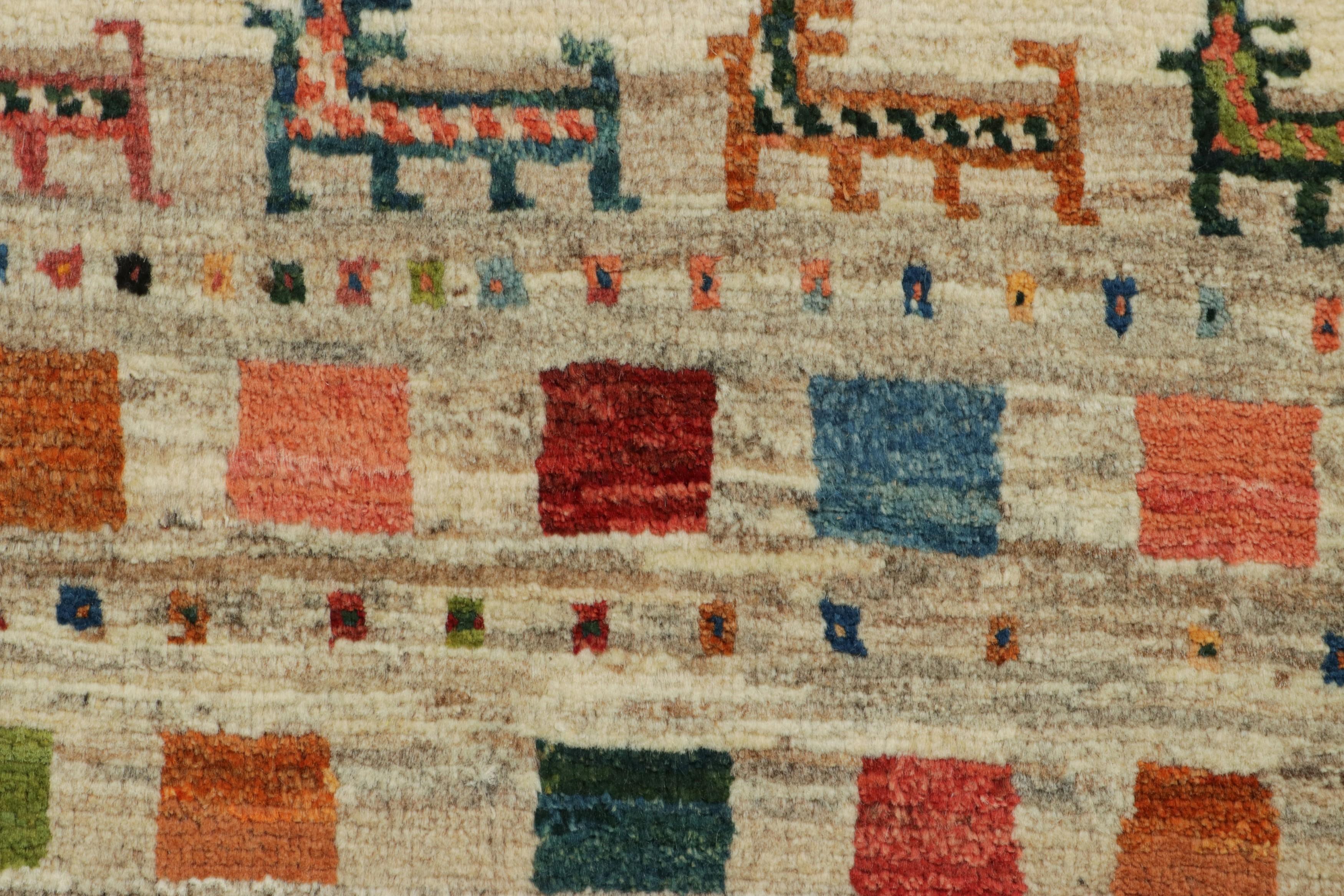 Alfombra tribal Gabbeh vintage en beige con motivos pictóricos en naranja by Rug & Kilim Tribal en venta