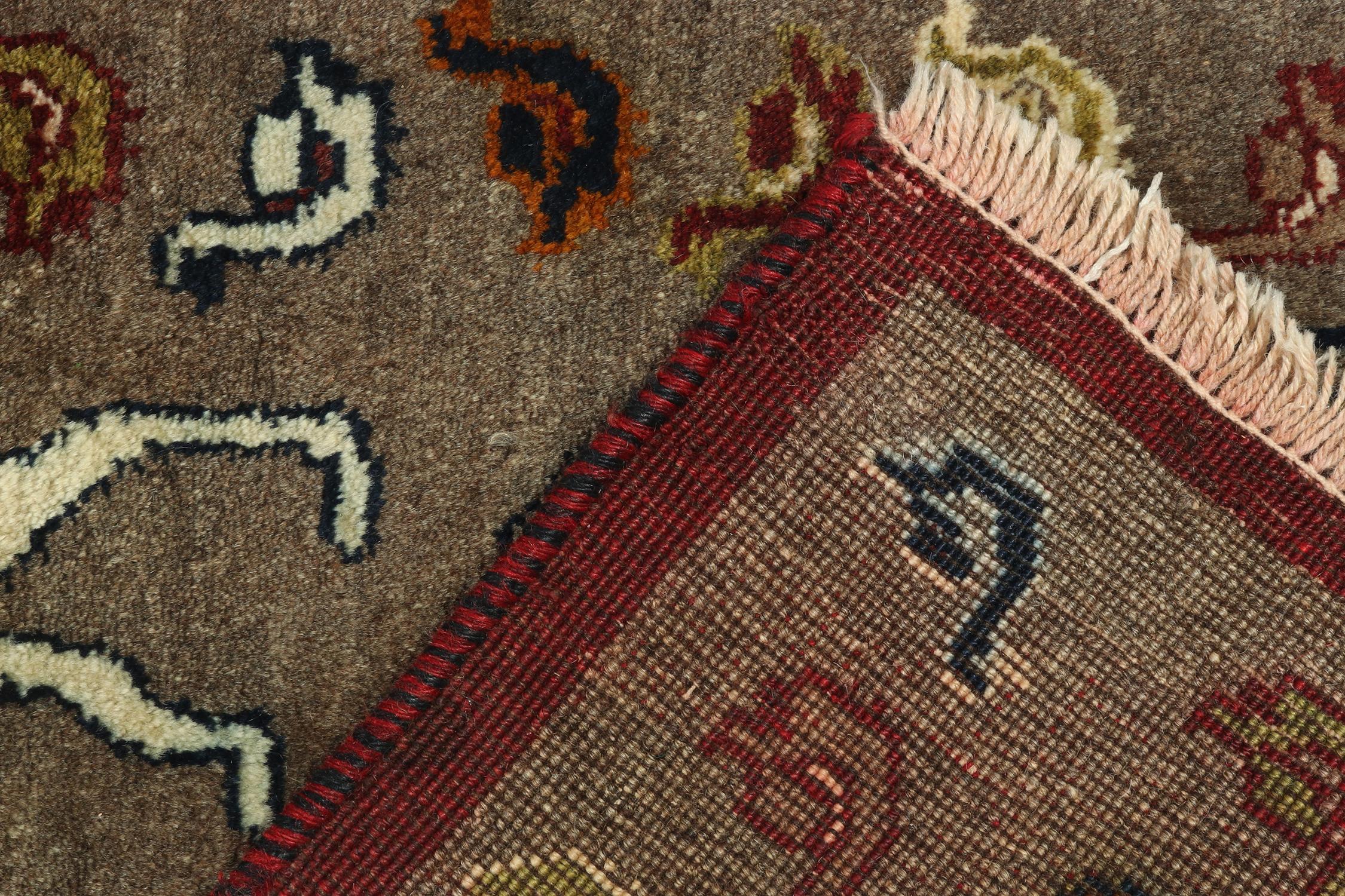 Milieu du XXe siècle Tapis tribal Gabbeh vintage marron avec affiche multicolore de Rug & Kilim en vente