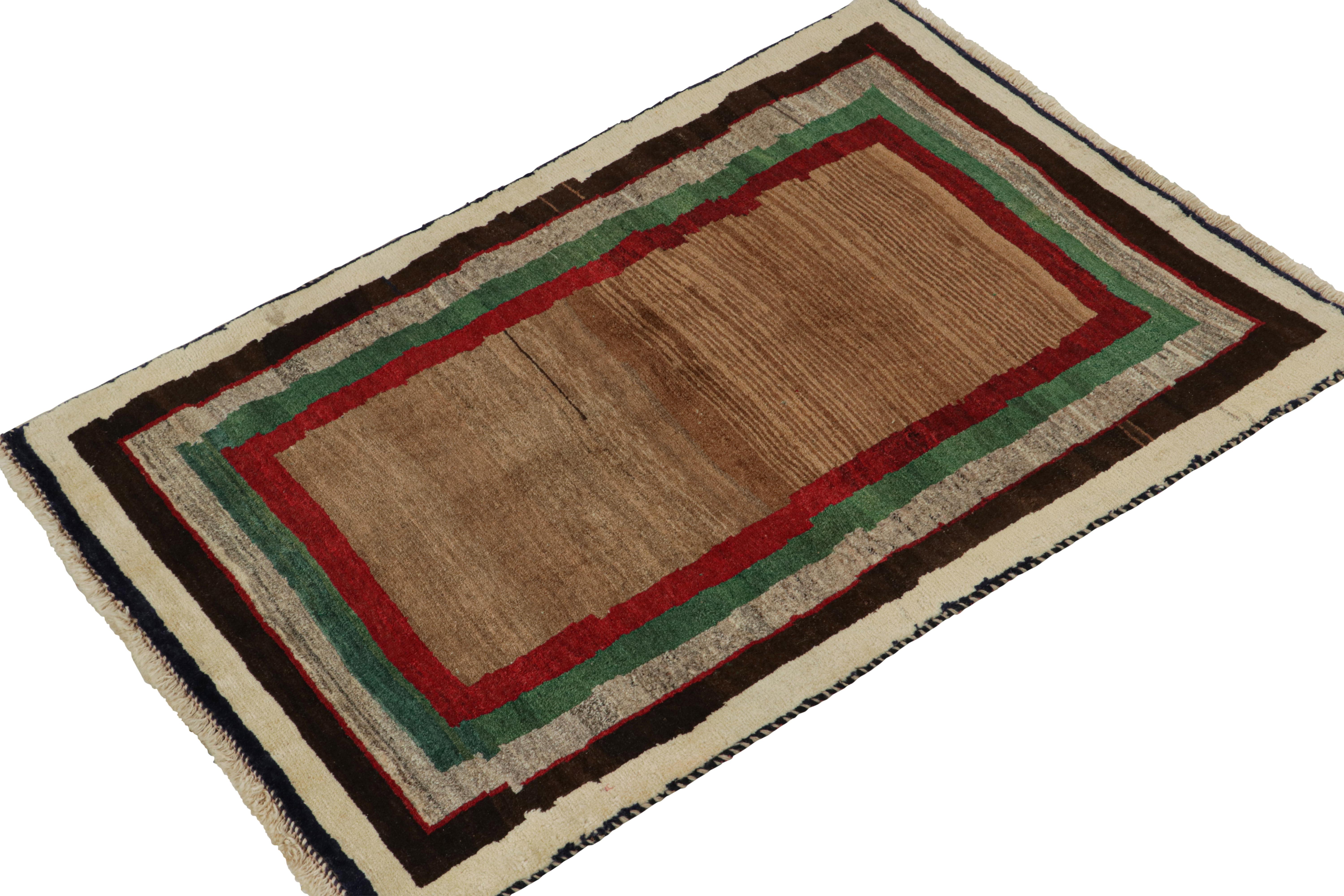 Una alfombra persa Gabbeh vintage de 4x5 es la última incorporación a la colección de piezas tribales raras de Rug & Kilim. Anudado a mano en lana hacia 1950-1960.

Sobre el diseño:

Esta pieza emana una presencia confortable con un rico y