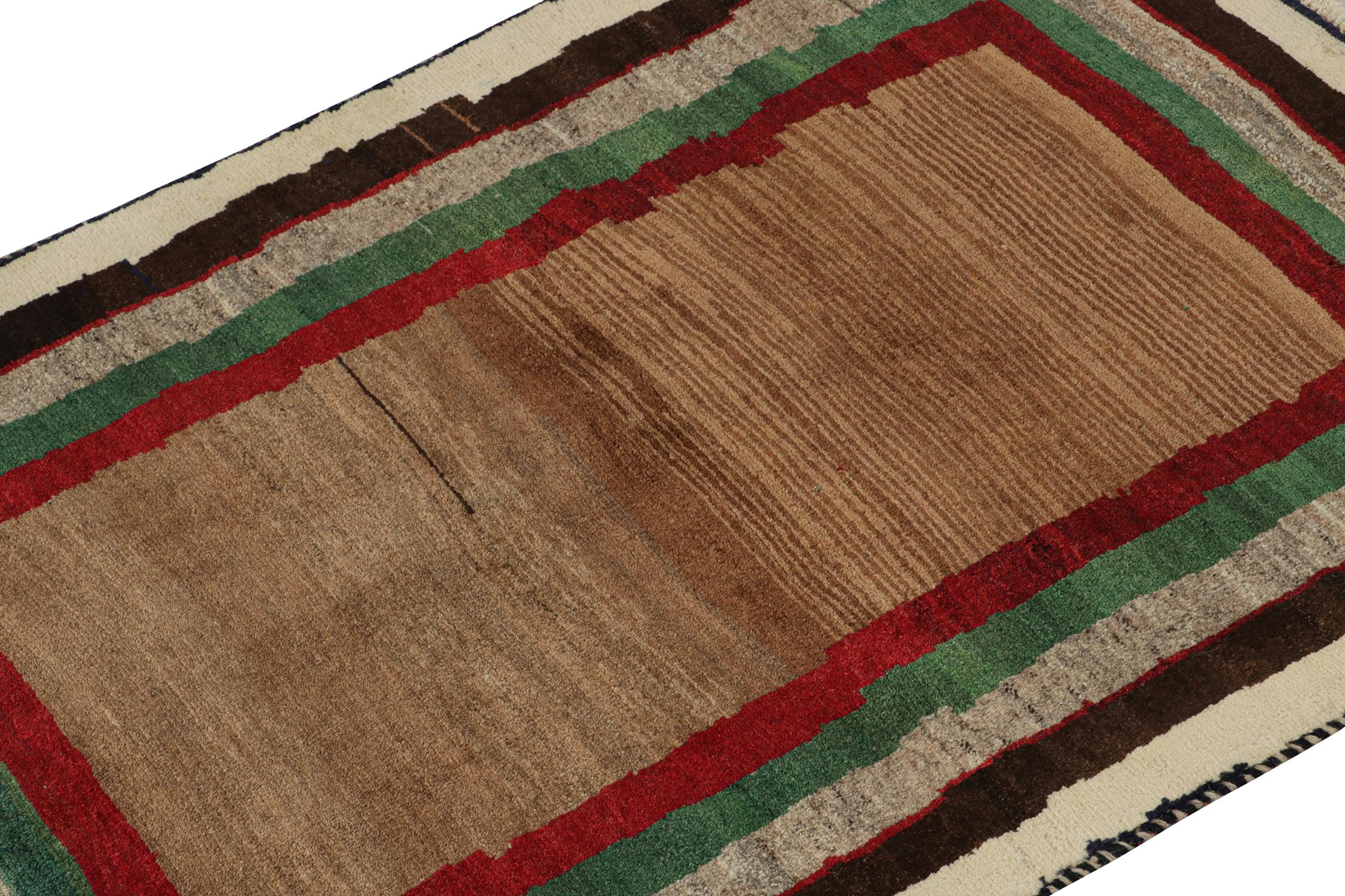 Alfombra tribal Gabbeh vintage marrón con bordes rojos, verdes y grises by Rug & Kilim Turco en venta