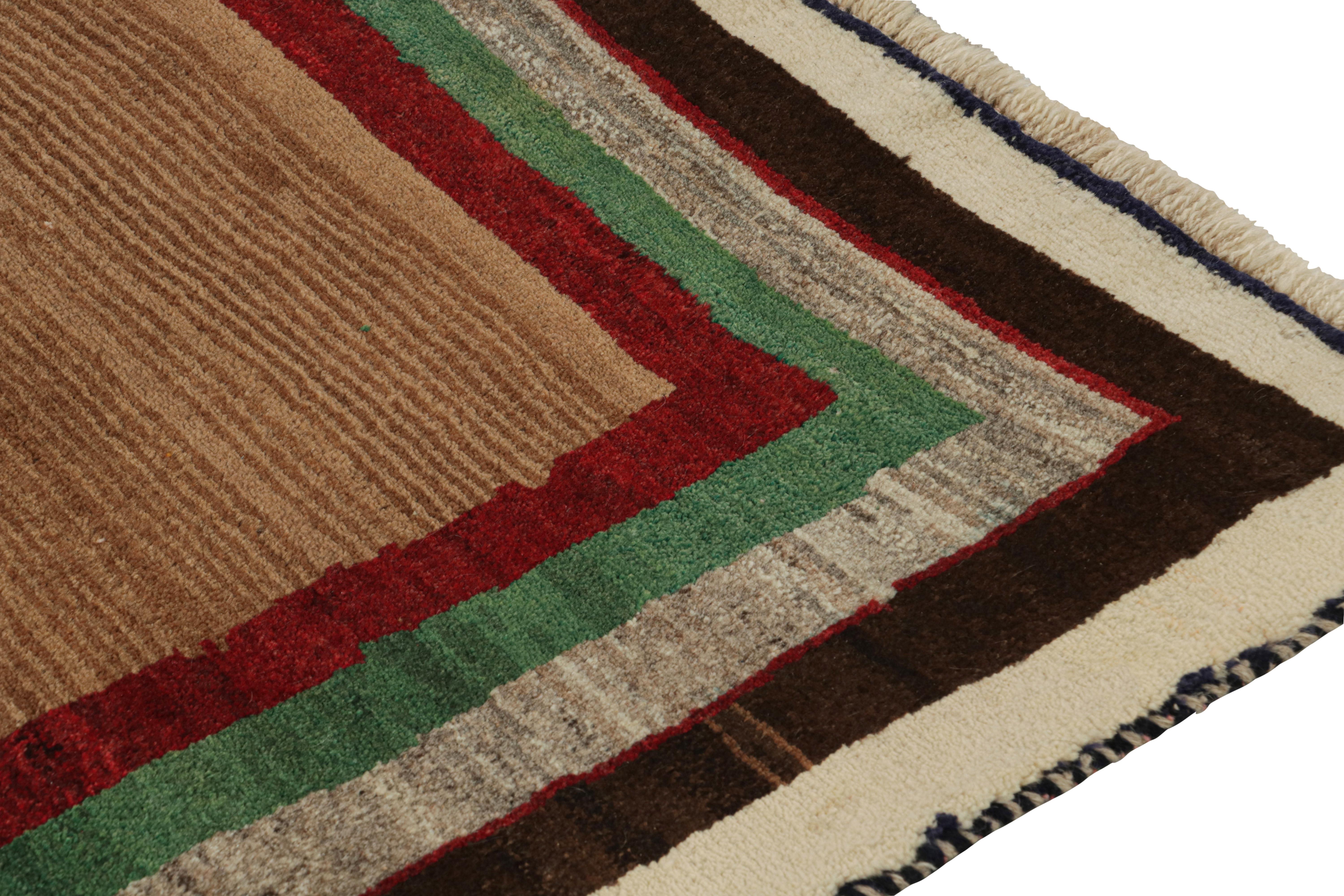 Alfombra tribal Gabbeh vintage marrón con bordes rojos, verdes y grises by Rug & Kilim Anudado a mano en venta