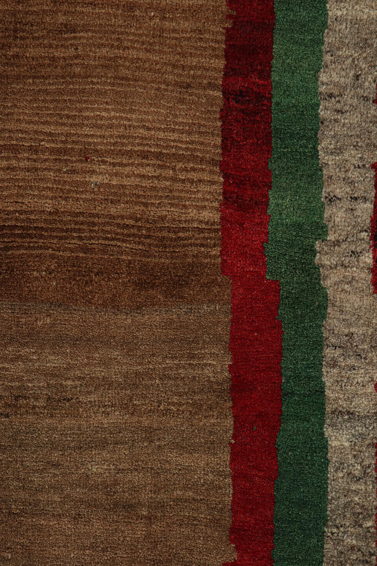 Alfombra tribal Gabbeh vintage marrón con bordes rojos, verdes y grises by Rug & Kilim en Bueno estado para la venta en Long Island City, NY