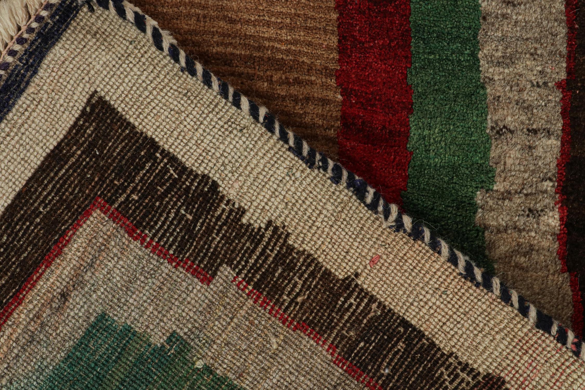 Alfombra tribal Gabbeh vintage marrón con bordes rojos, verdes y grises by Rug & Kilim mediados del siglo XX en venta