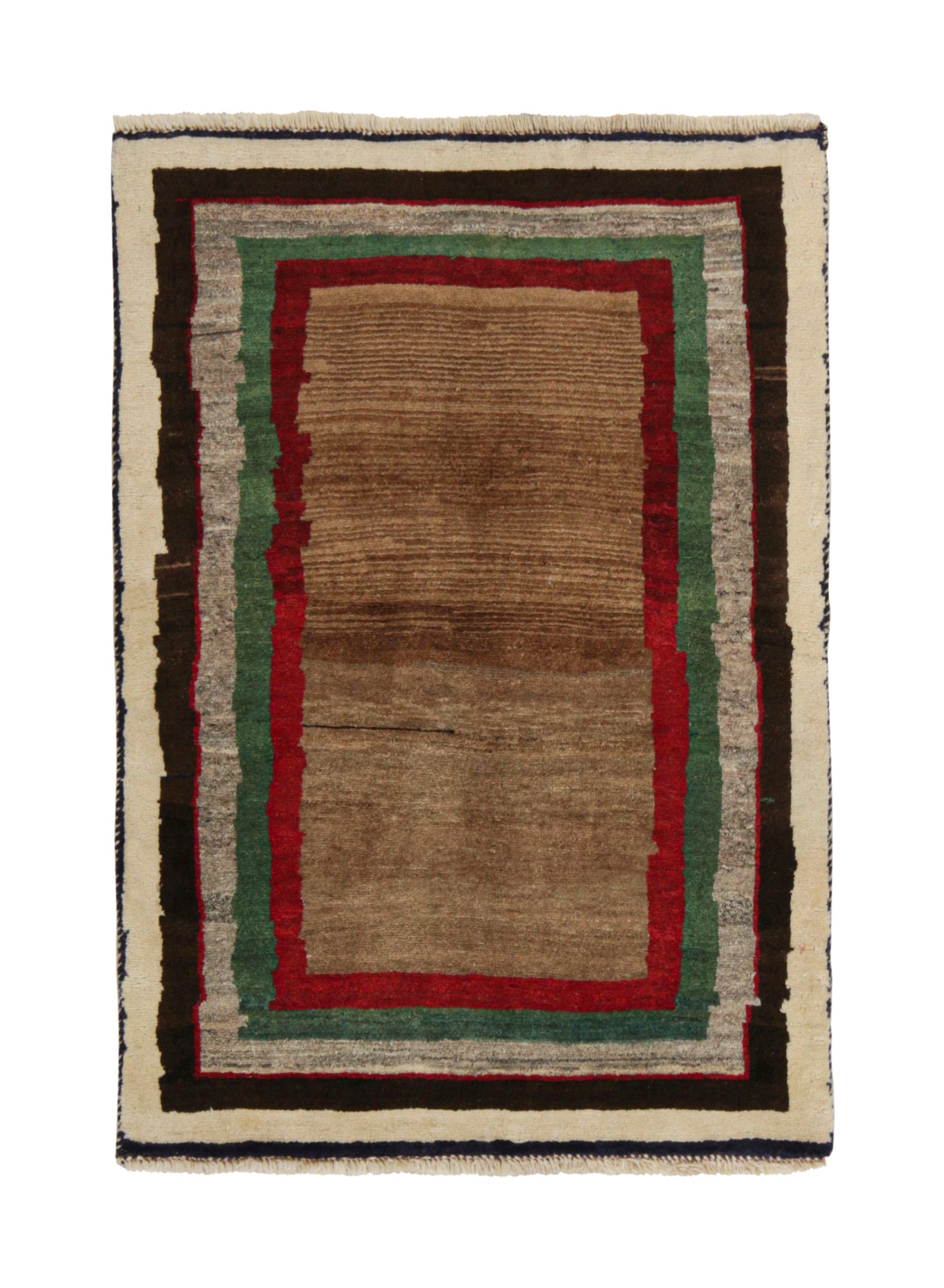 Alfombra tribal Gabbeh vintage marrón con bordes rojos, verdes y grises by Rug & Kilim en venta