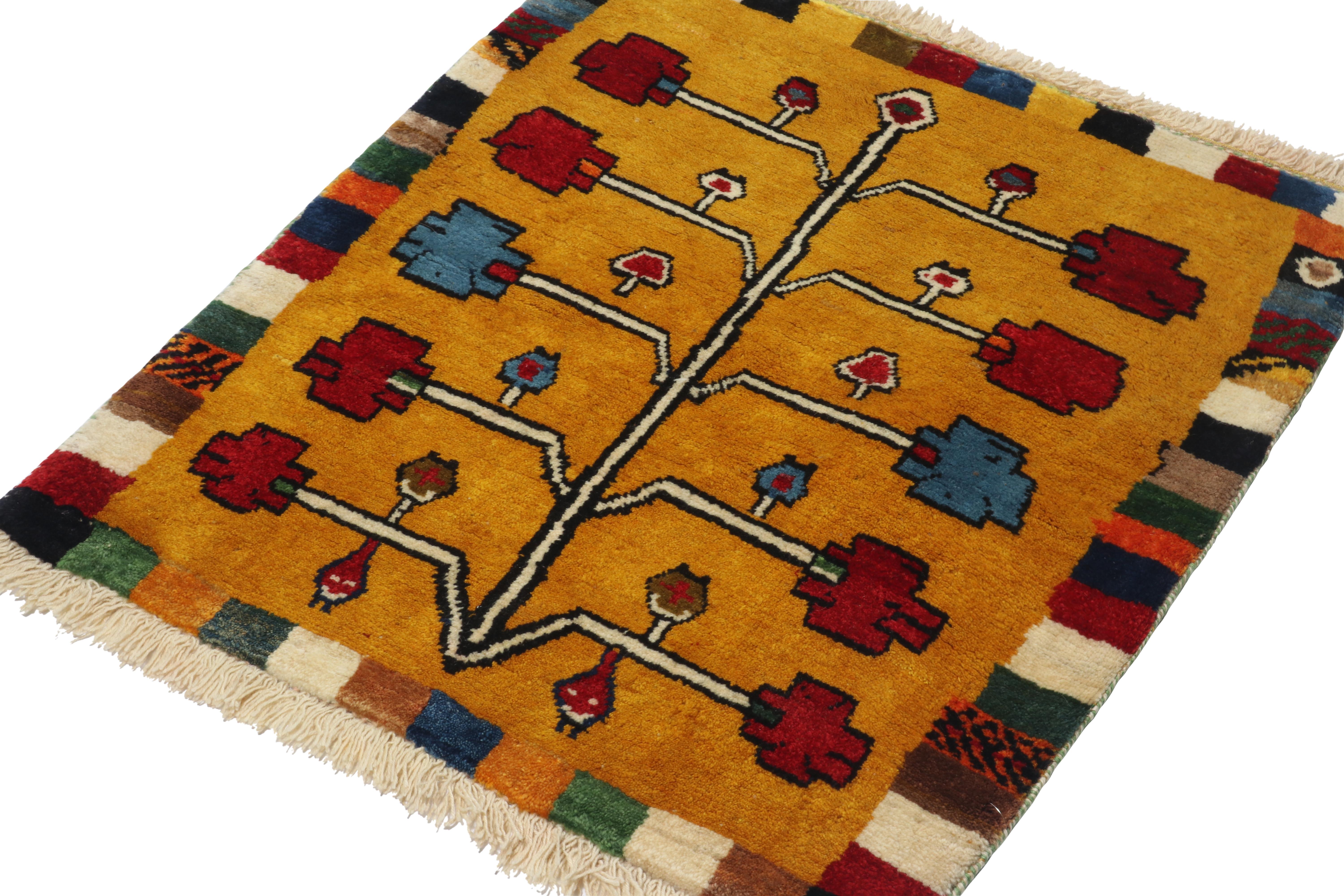 Un tapis persan 2x3 vintage Gabbeh est le dernier ajout à la collection de pièces tribales rares de Rug & Kilim. Noué à la main en laine vers 1950-1960.

Sur le design : 

Cette pièce du milieu du siècle présente une représentation d'un arbre