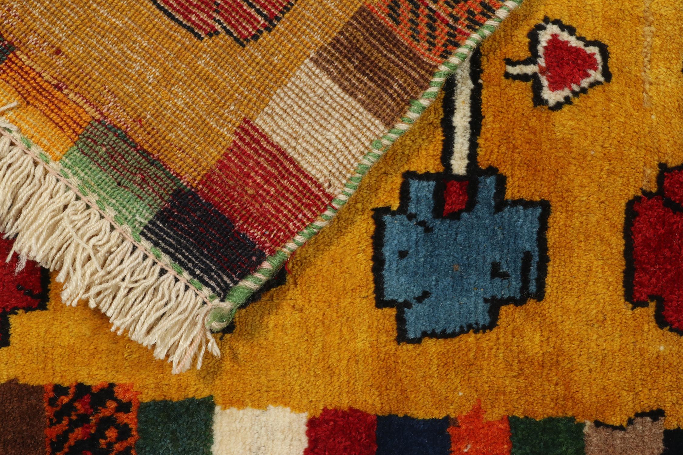 Vintage Gabbeh Stammeskunst-Teppich in Gold mit buntem geometrischem Muster von Teppich & Kelim (Mitte des 20. Jahrhunderts) im Angebot
