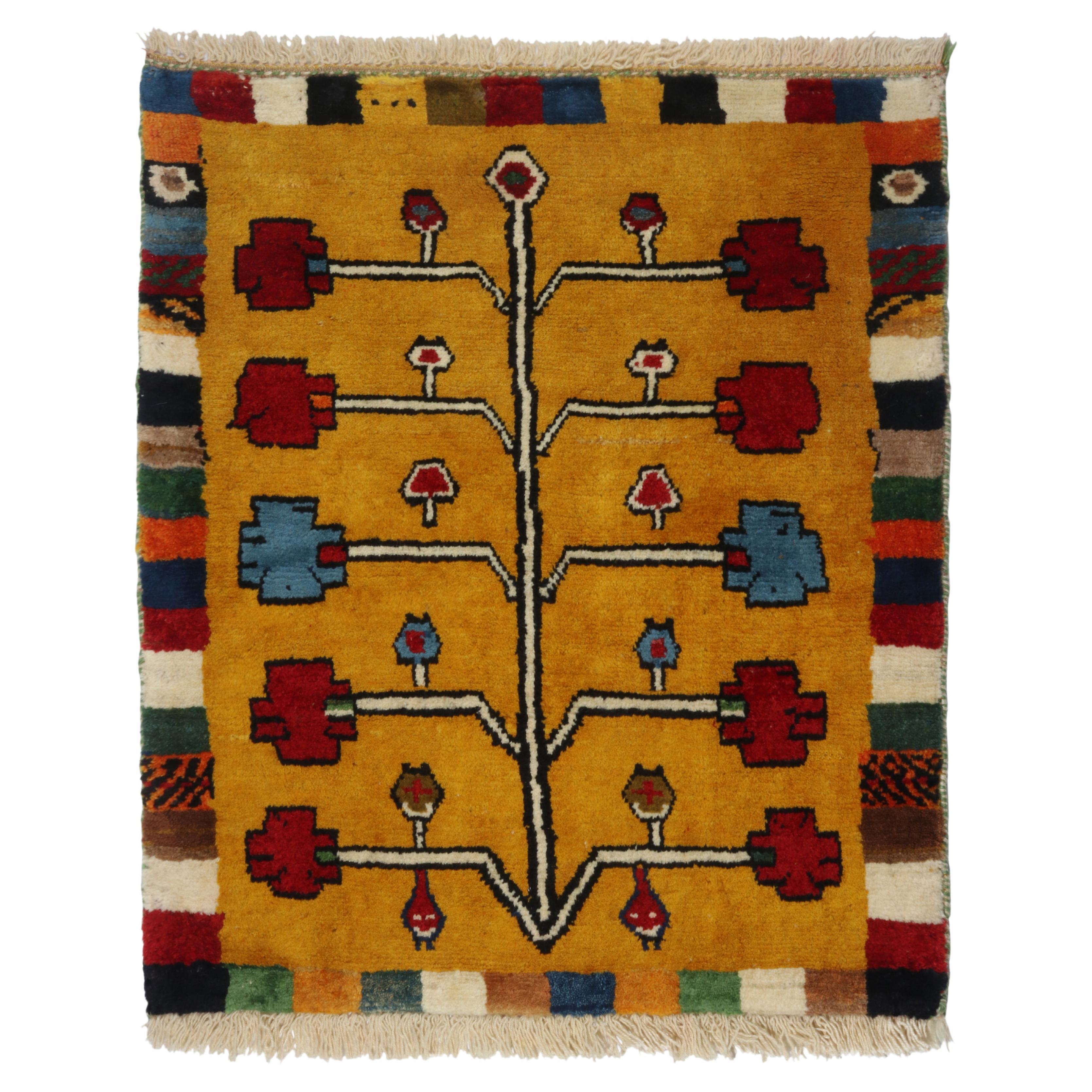 Tapis tribal Gabbeh vintage doré à motif géométrique coloré par Rug & Kilim en vente