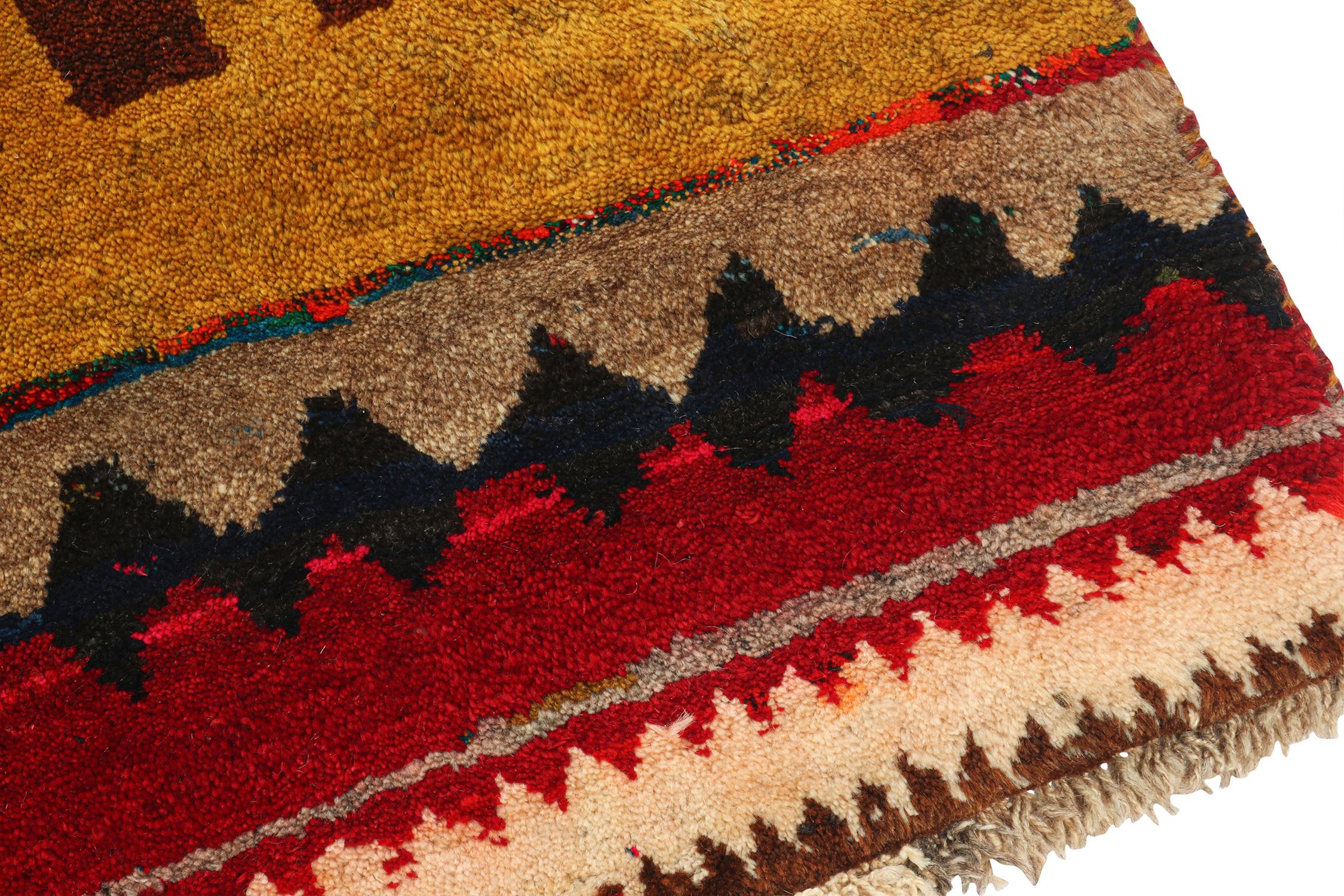 Vintage Gabbeh Stammeskunst-Teppich in Gold mit rotem geometrischem Muster von Teppich & Kelim im Zustand „Gut“ im Angebot in Long Island City, NY