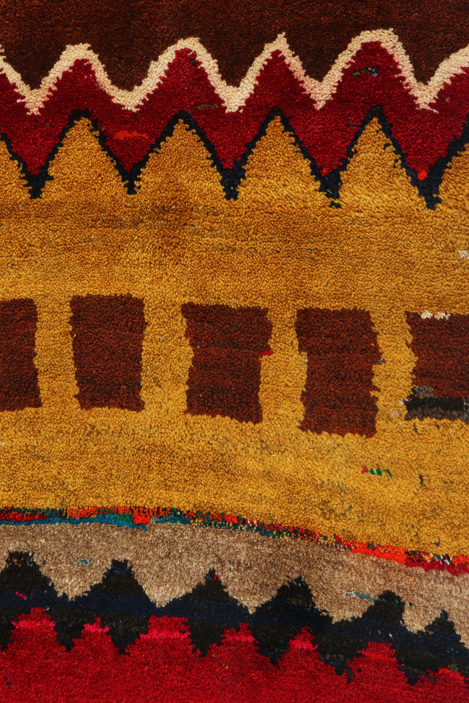 Vintage Gabbeh Stammeskunst-Teppich in Gold mit rotem geometrischem Muster von Teppich & Kelim (Mitte des 20. Jahrhunderts) im Angebot