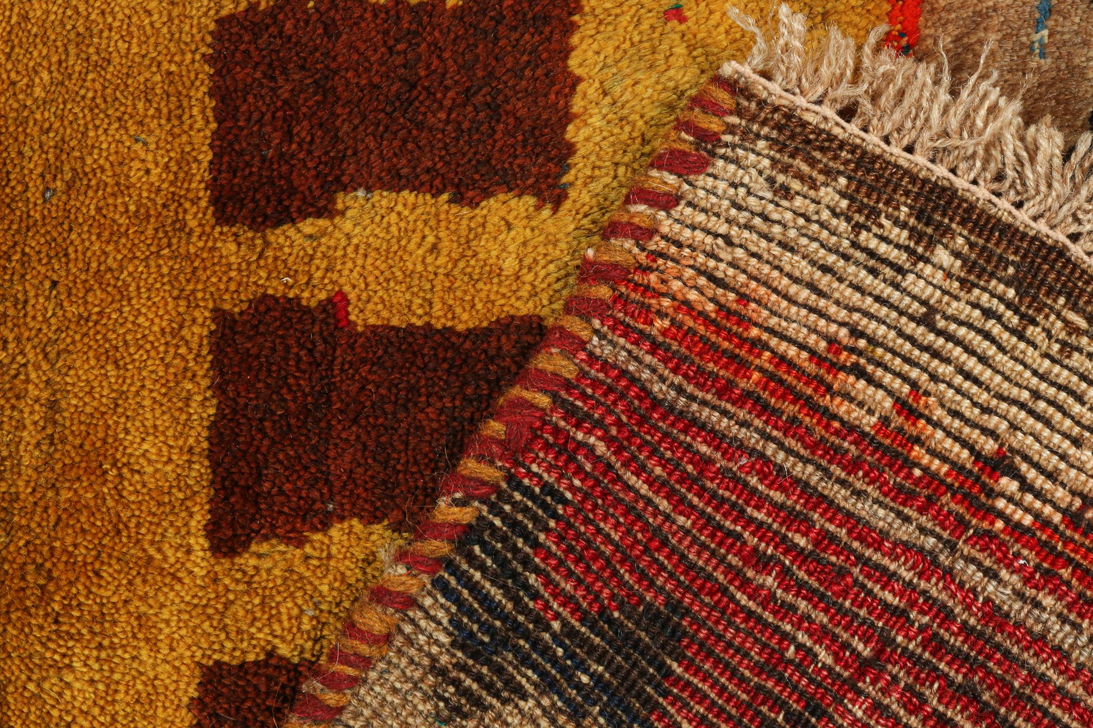 Vintage Gabbeh Stammeskunst-Teppich in Gold mit rotem geometrischem Muster von Teppich & Kelim (Wolle) im Angebot