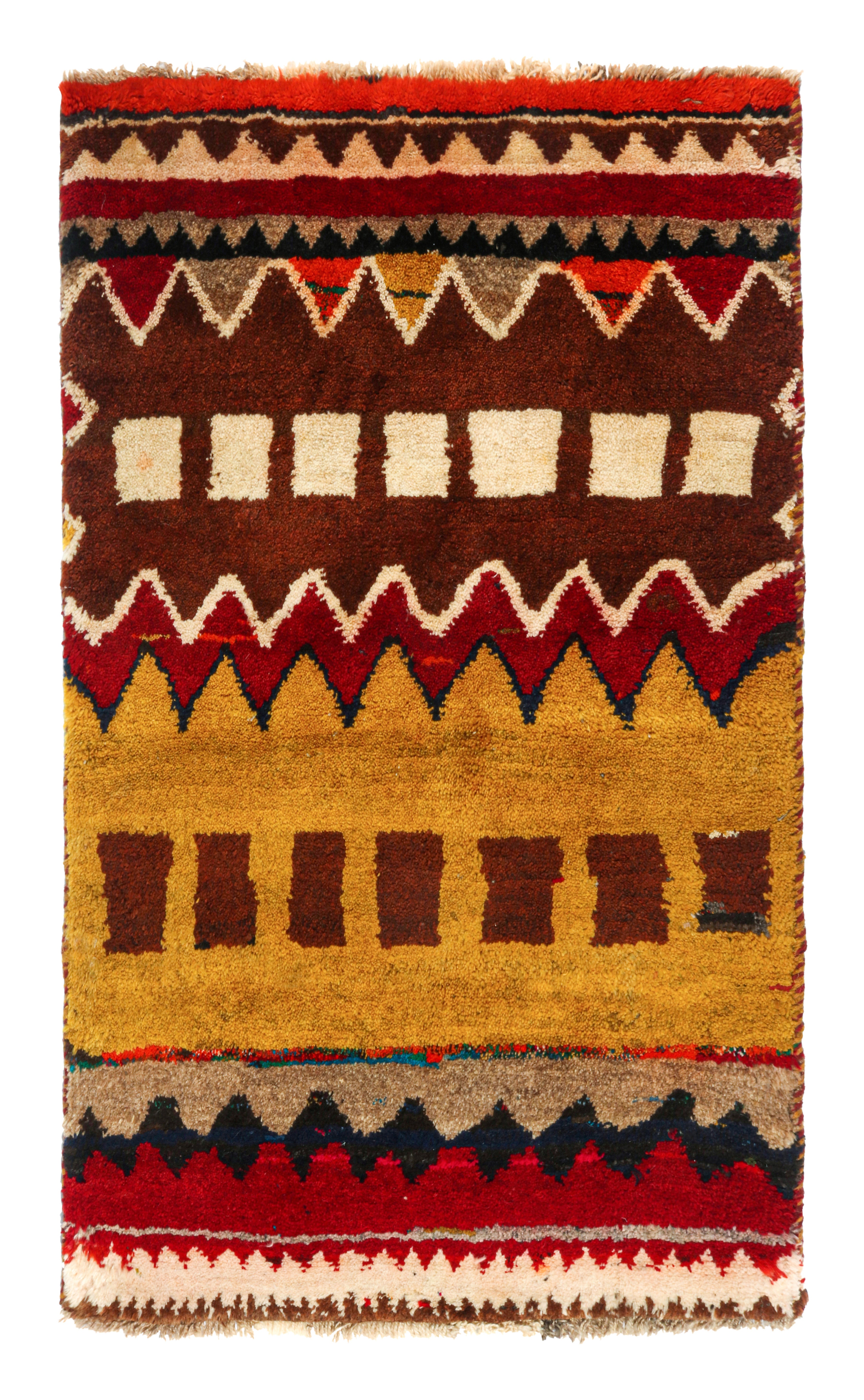 Tapis tribal Gabbeh vintage doré à motif géométrique rouge par Rug & Kilim