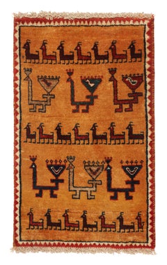 Tappeto tribale Gabbeh vintage con motivi arancio-dorati e beige-marroni di Rug & Kilim