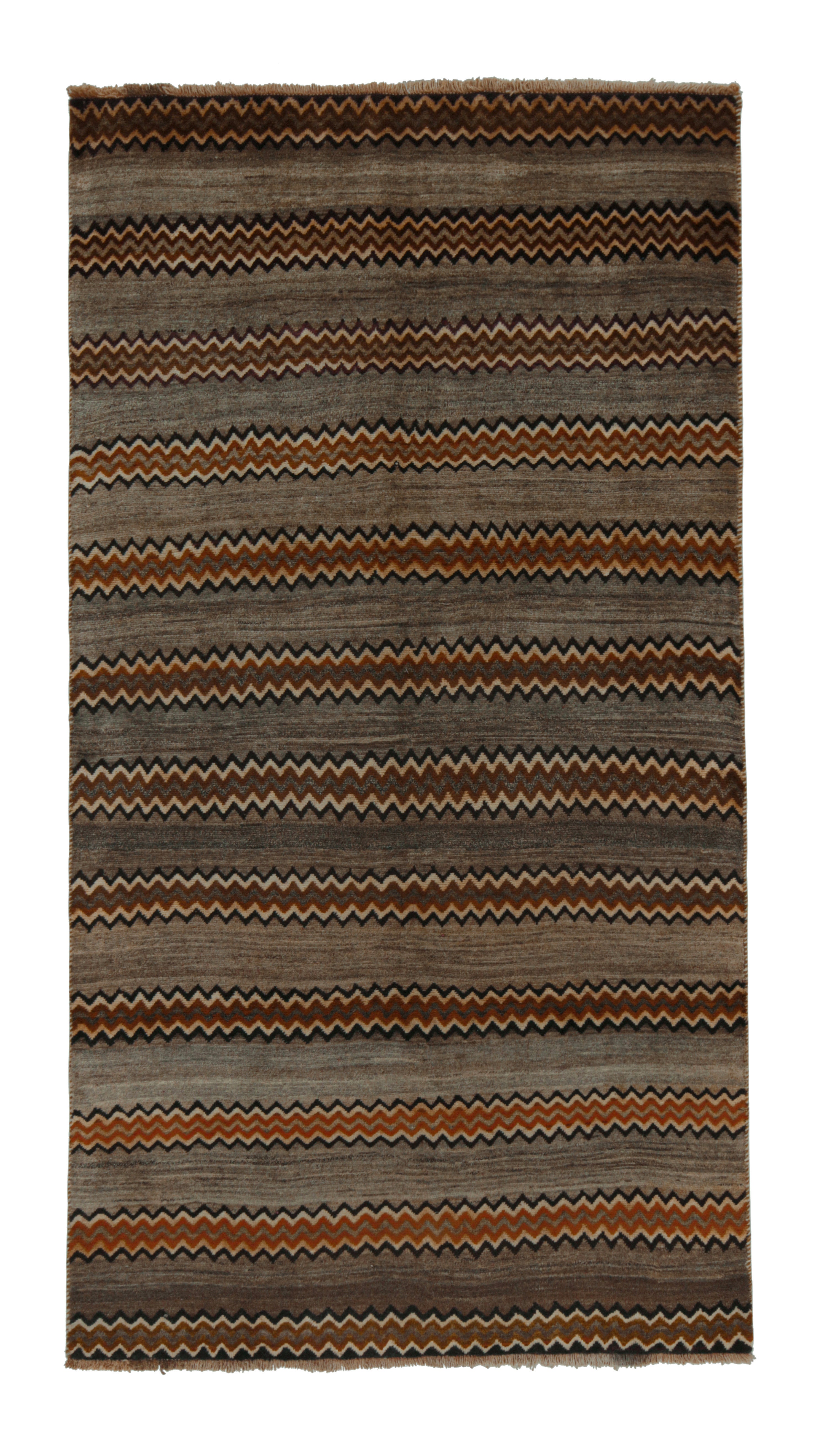 Gabbeh Tribal Teppich in Grau & Beige-Braun mit Chevron-Muster von Teppich & Kelim