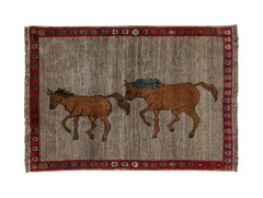 Tapis tribal Gabbeh vintage à motifs picturaux de chevaux gris et bruns par Tapis Kilim