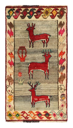 Tapis tribal Gabbeh vintage gris avec motif de cerf graphique rouge par Rug & Kilim