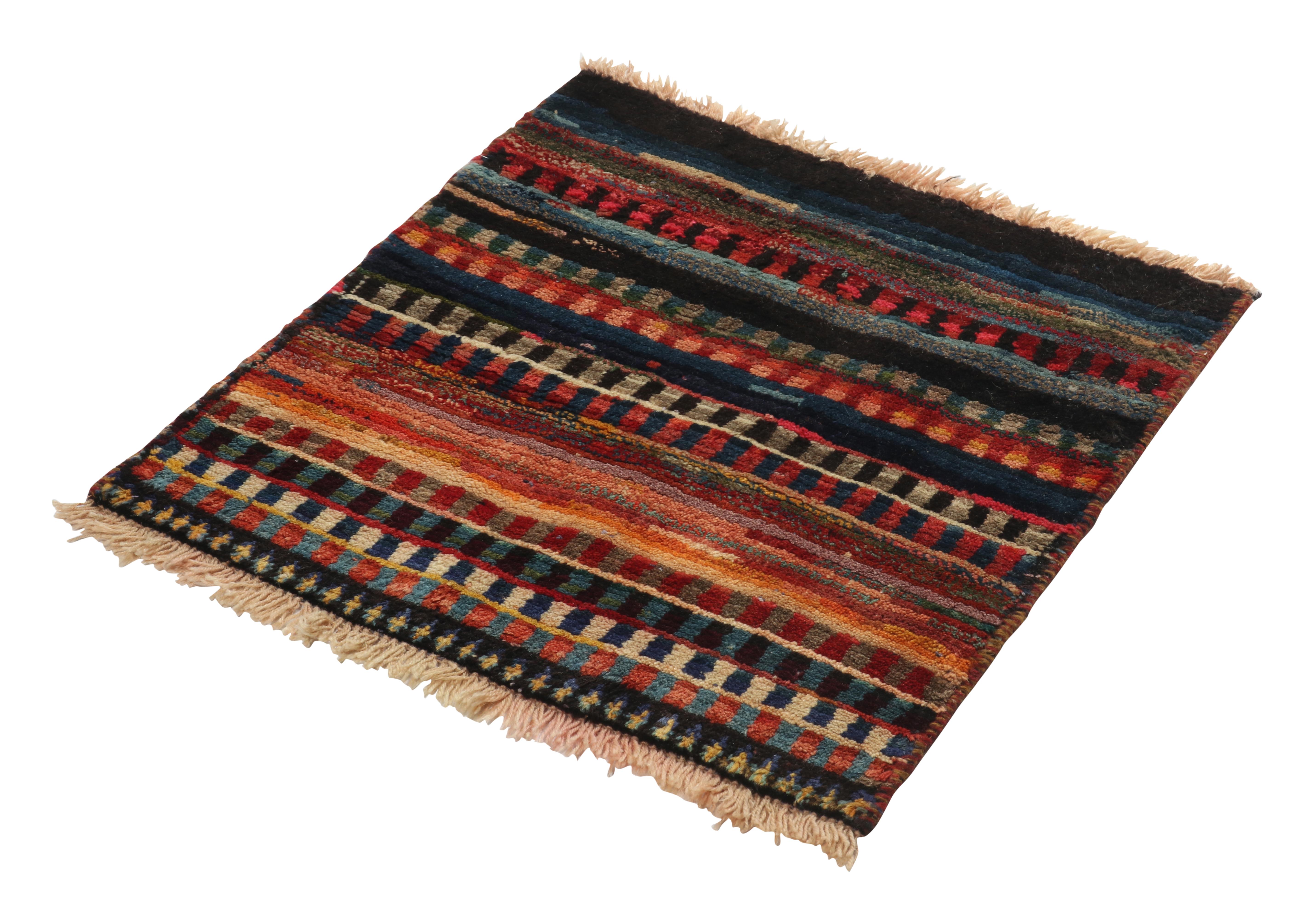 Ein alter 2x2 quadratischer Stammesteppich inRug & Kilim's neuester Kuration von seltenen persischen Stammesstücken. Handgeknüpft aus Wolle, um 1950-1960, mit einer verspielten Attitüde, die für diese Provenienz beispielhaft ist. 

Über das