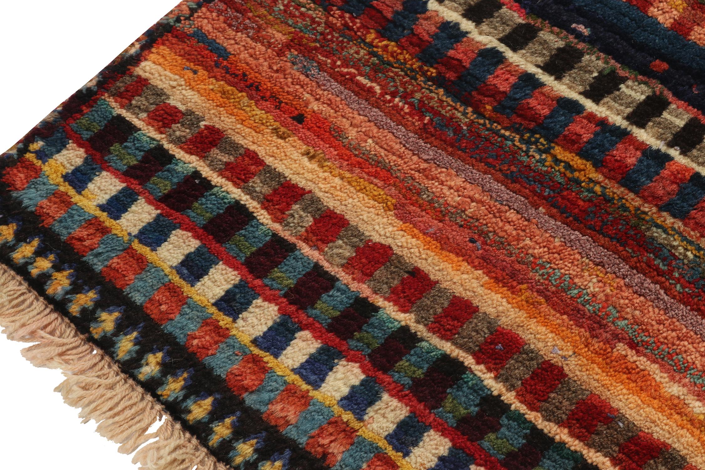 Gabbeh Tribal-Teppich im Vintage-Stil mit mehrfarbig gestreiften Mustern von Teppich & Kelim (Stammeskunst) im Angebot