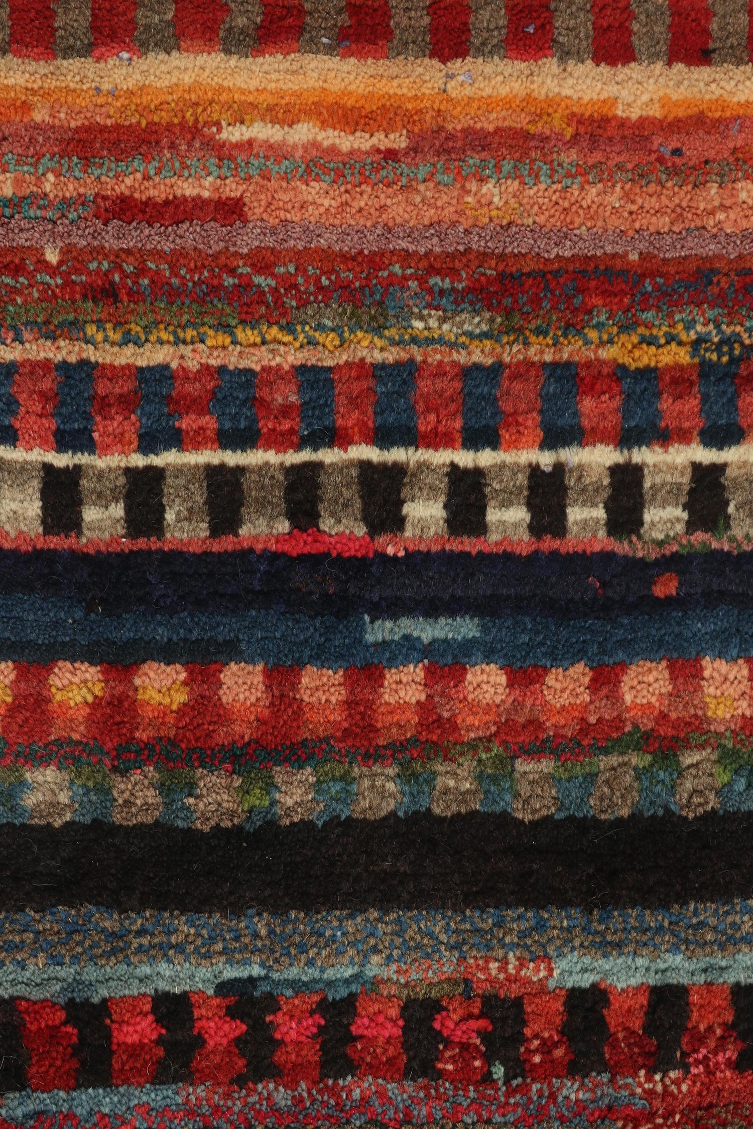 Gabbeh Tribal-Teppich im Vintage-Stil mit mehrfarbig gestreiften Mustern von Teppich & Kelim (Türkisch) im Angebot