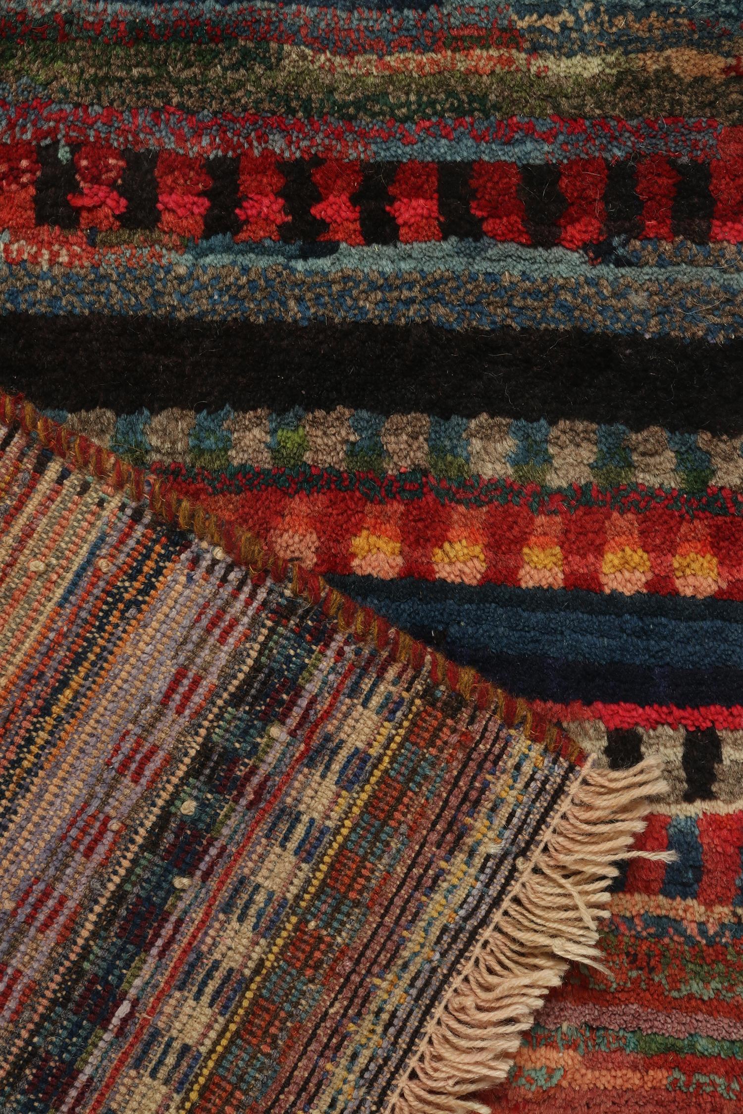 Gabbeh Tribal-Teppich im Vintage-Stil mit mehrfarbig gestreiften Mustern von Teppich & Kelim (Handgeknüpft) im Angebot