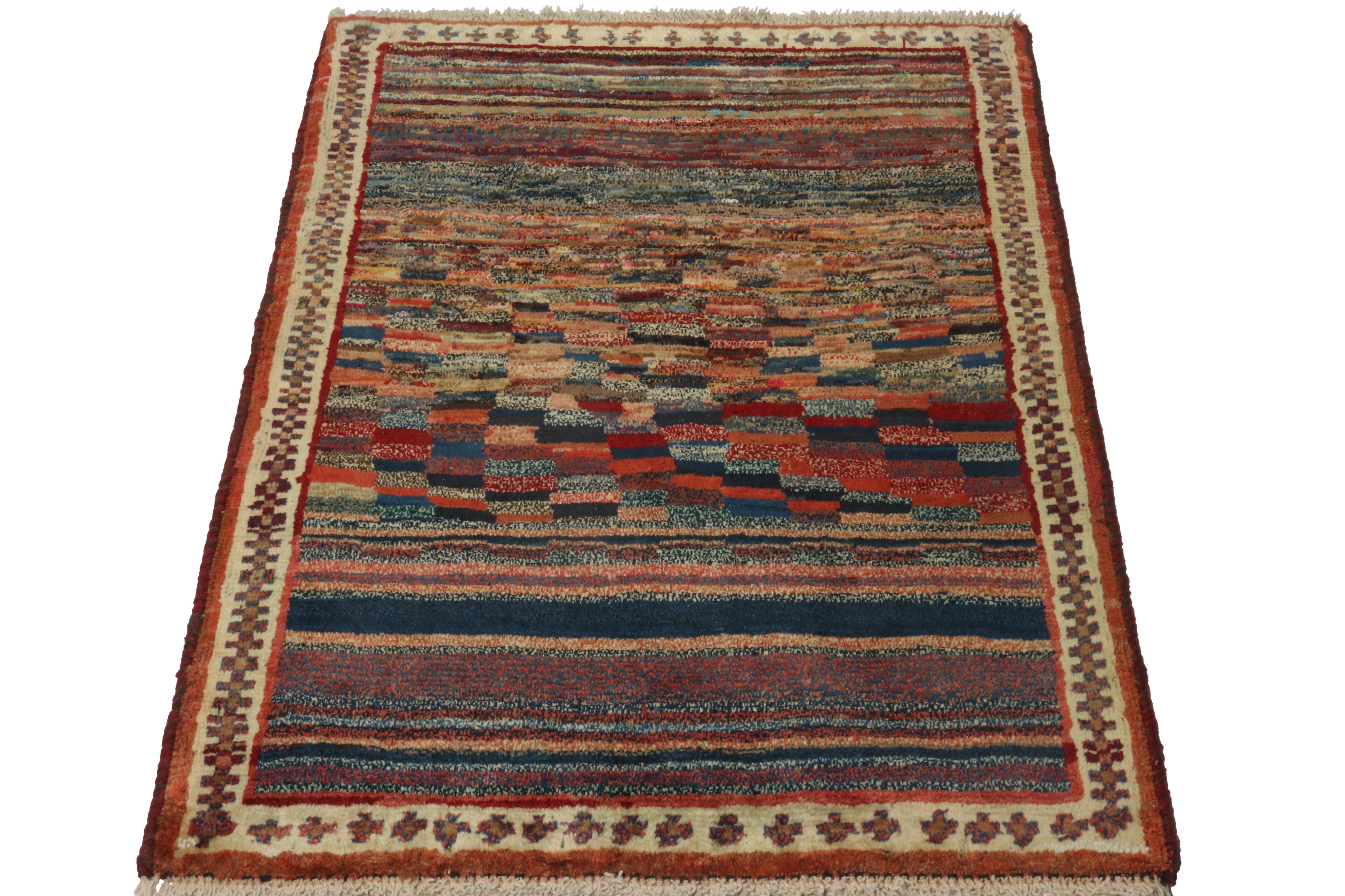Ein alter persischer Gabbeh-Teppich (2x3) ist der jüngste Beitrag zu Rug & Kilims Kuration seltener Stammeskunstwerke. Handgeknüpft aus Wolle, ca. 1950-1960.

Über das Design:

Dieses Muster bietet ein wunderschönes Spiel von polychromen