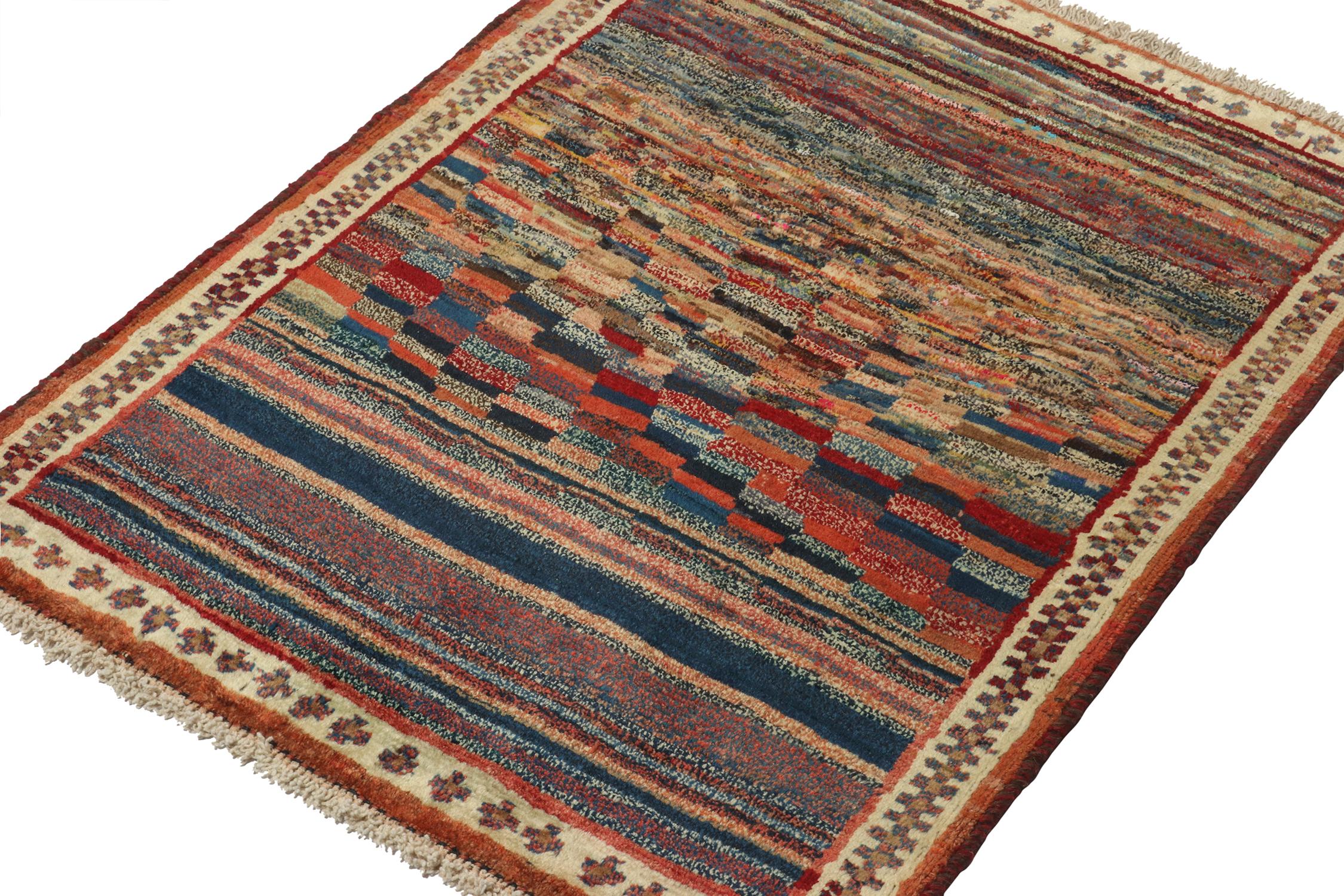 Gabbeh Tribal-Teppich im Vintage-Stil mit polychromem, abstraktem Muster von Teppich & Kelim (Stammeskunst) im Angebot