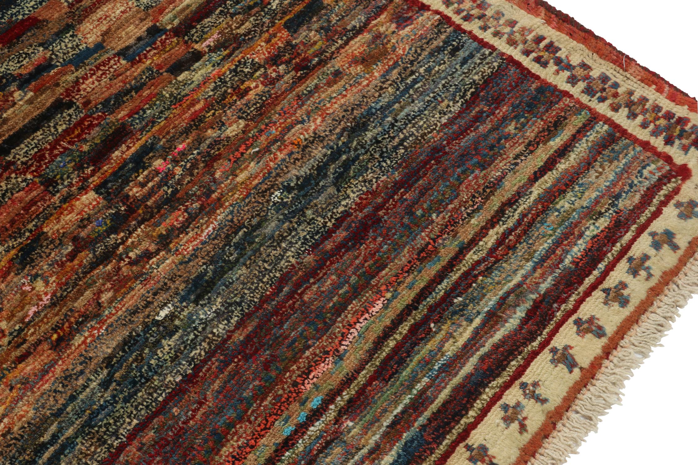Gabbeh Tribal-Teppich im Vintage-Stil mit polychromem, abstraktem Muster von Teppich & Kelim (Türkisch) im Angebot