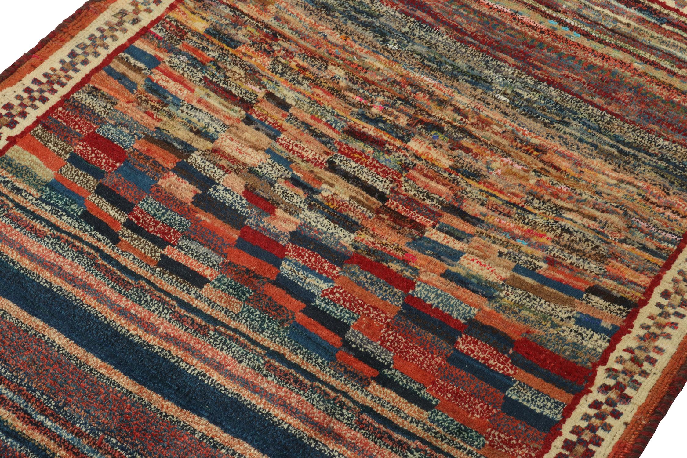 Gabbeh Tribal-Teppich im Vintage-Stil mit polychromem, abstraktem Muster von Teppich & Kelim (Handgeknüpft) im Angebot