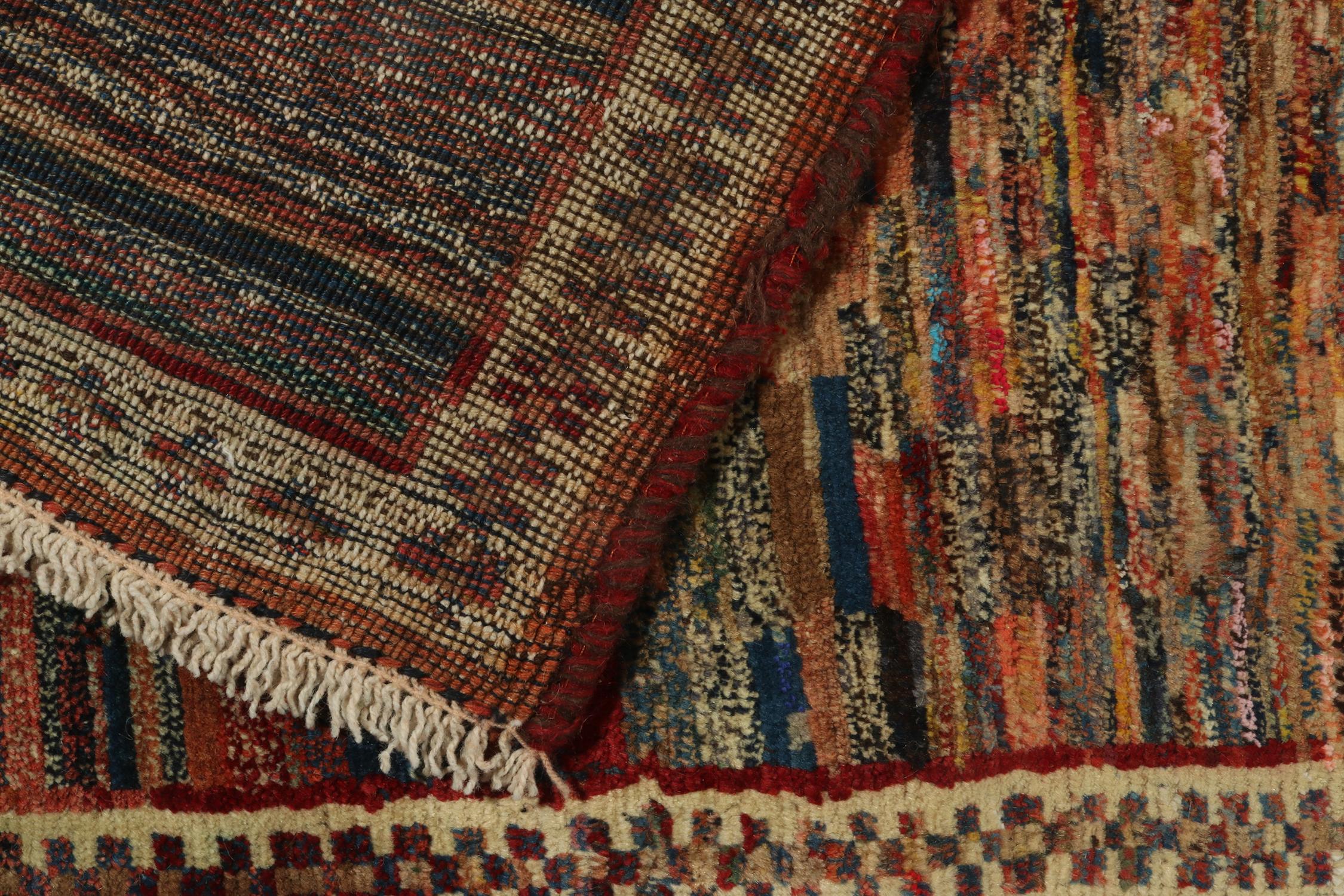 Gabbeh Tribal-Teppich im Vintage-Stil mit polychromem, abstraktem Muster von Teppich & Kelim (Mitte des 20. Jahrhunderts) im Angebot