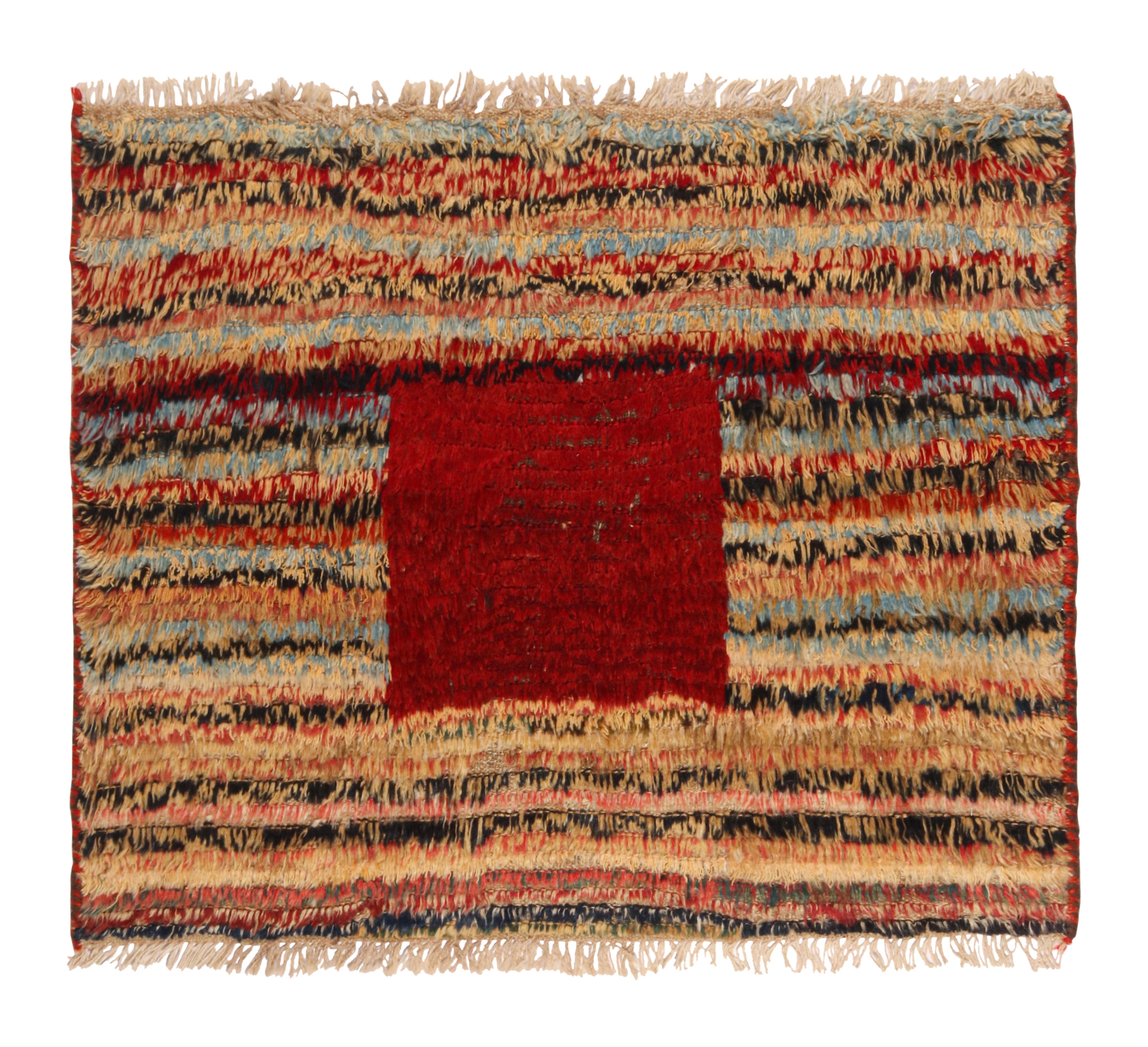 Gabbeh Tribal Teppich im Vintage-Stil mit polychromem Striae-Muster von Teppich & Kelim im Angebot