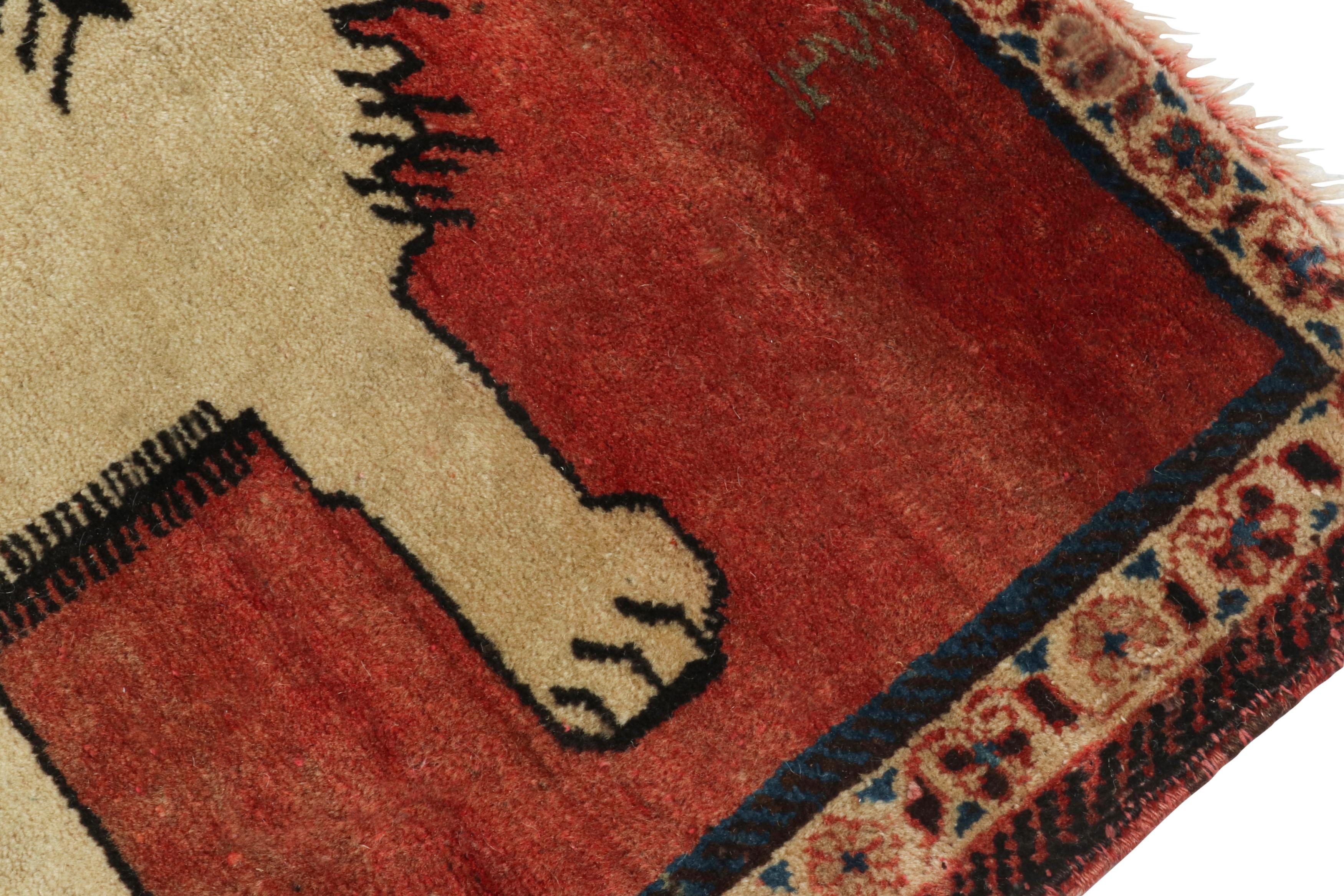 Gabbeh Stammeskunst-Teppich in Rot mit beigefarbenen Tierbildern von Rug & Kilim, Vintage (Handgeknüpft) im Angebot