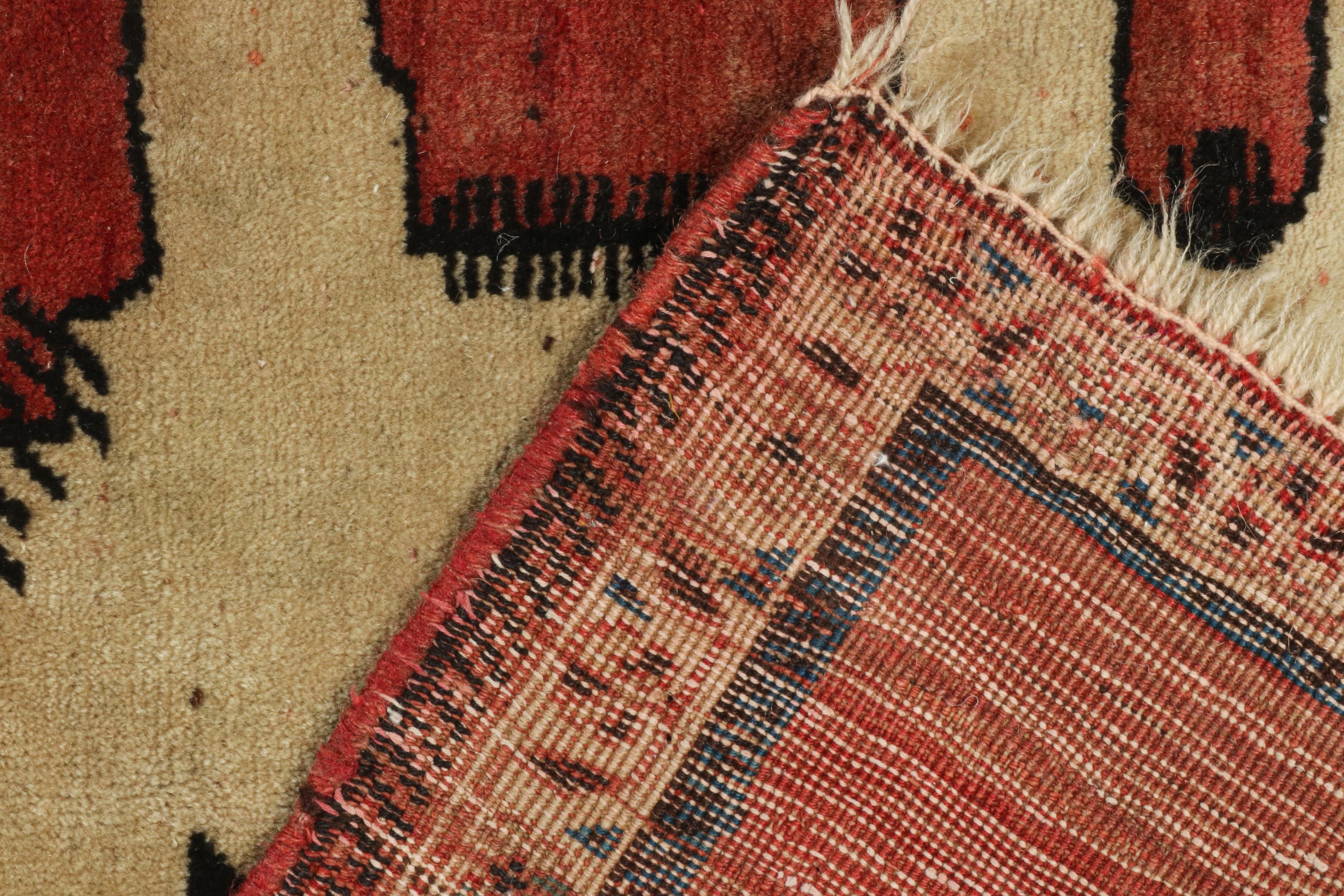 Gabbeh Stammeskunst-Teppich in Rot mit beigefarbenen Tierbildern von Rug & Kilim, Vintage (Mitte des 20. Jahrhunderts) im Angebot