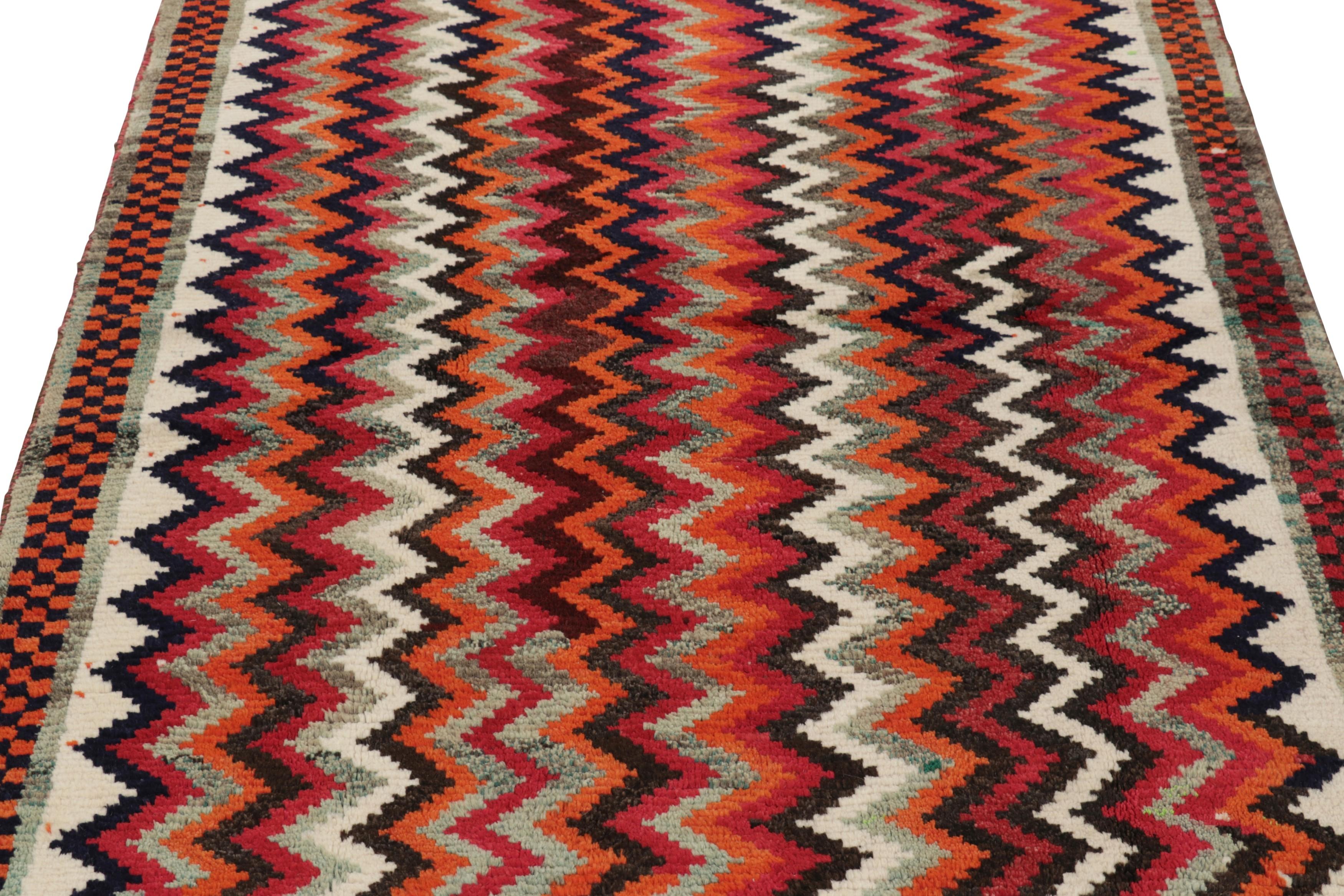 Dieser persische Gabbeh-Teppich im Vintage-Stil (4x7) ist der jüngste Neuzugang in der Kollektion von Rug & Kilim mit ikonischen Stammesmotiven. Handgeknüpft aus Wolle, ca. 1950-1960.

Über das Design: 

Dieser Gabbeh-Teppich im Vintage-Stil ist ein