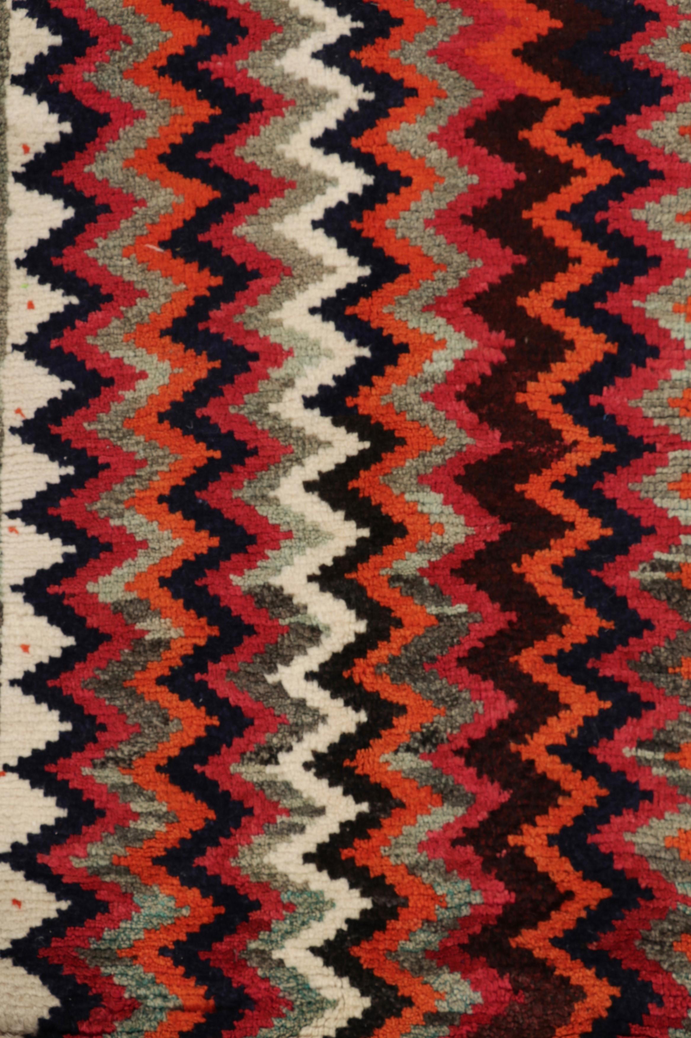 Vintage Gabbeh Stammes-Teppich, Persischer Teppich in Grau Bunte Chevrons - Rug & Kilim (Stammeskunst) im Angebot