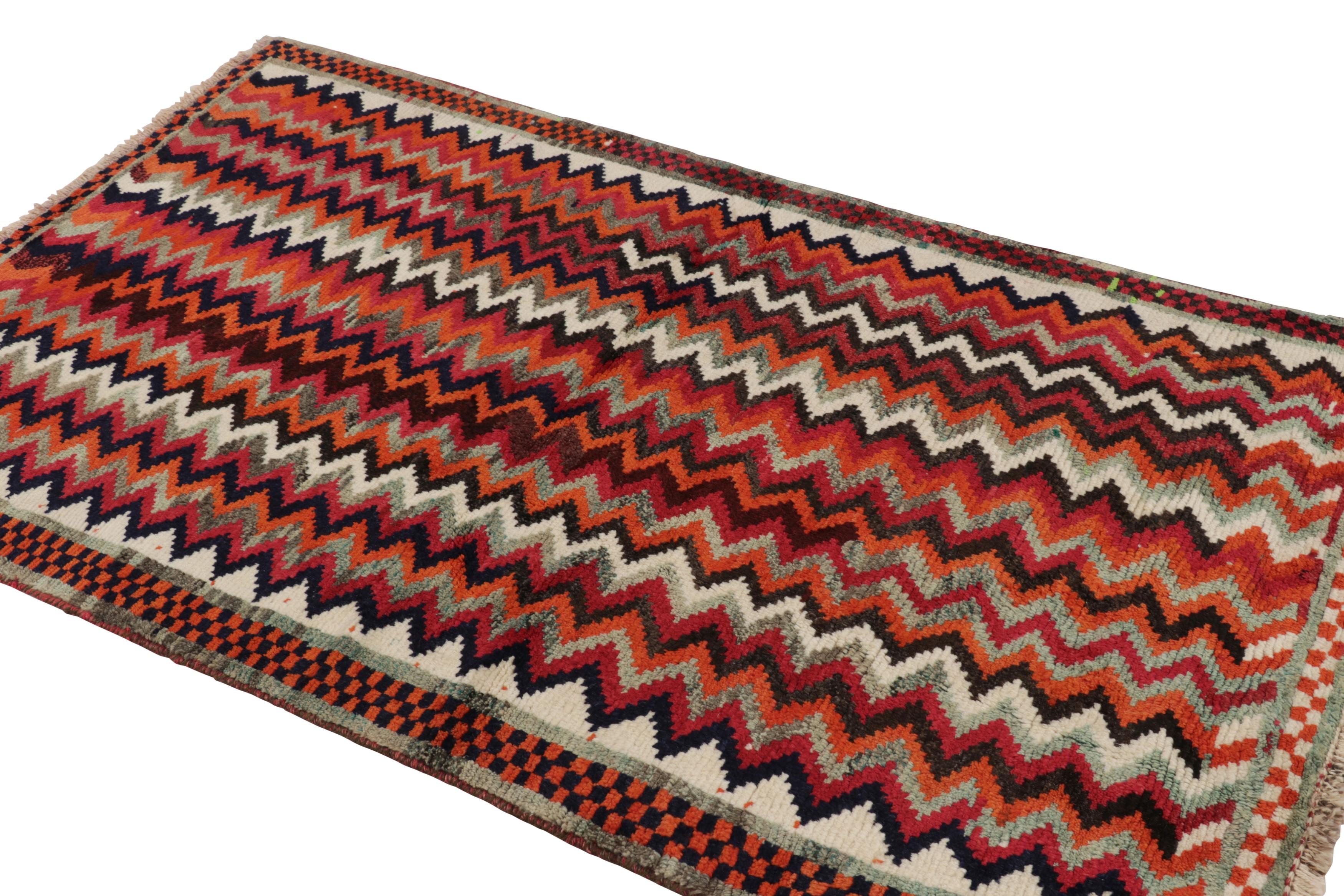 Vintage Gabbeh Stammes-Teppich, Persischer Teppich in Grau Bunte Chevrons - Rug & Kilim (Handgeknüpft) im Angebot