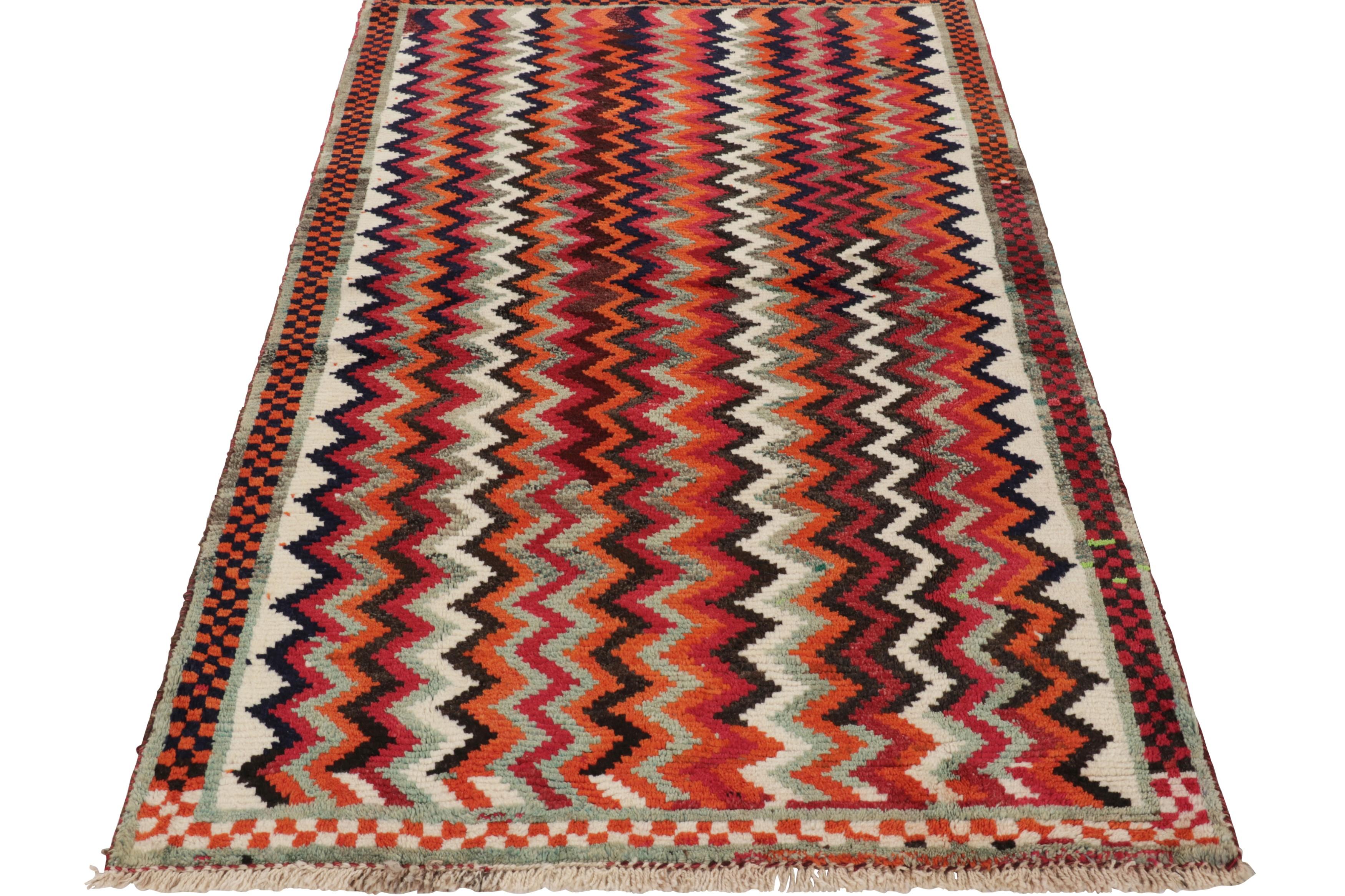 Vintage Gabbeh Stammes-Teppich, Persischer Teppich in Grau Bunte Chevrons - Rug & Kilim im Zustand „Hervorragend“ im Angebot in Long Island City, NY