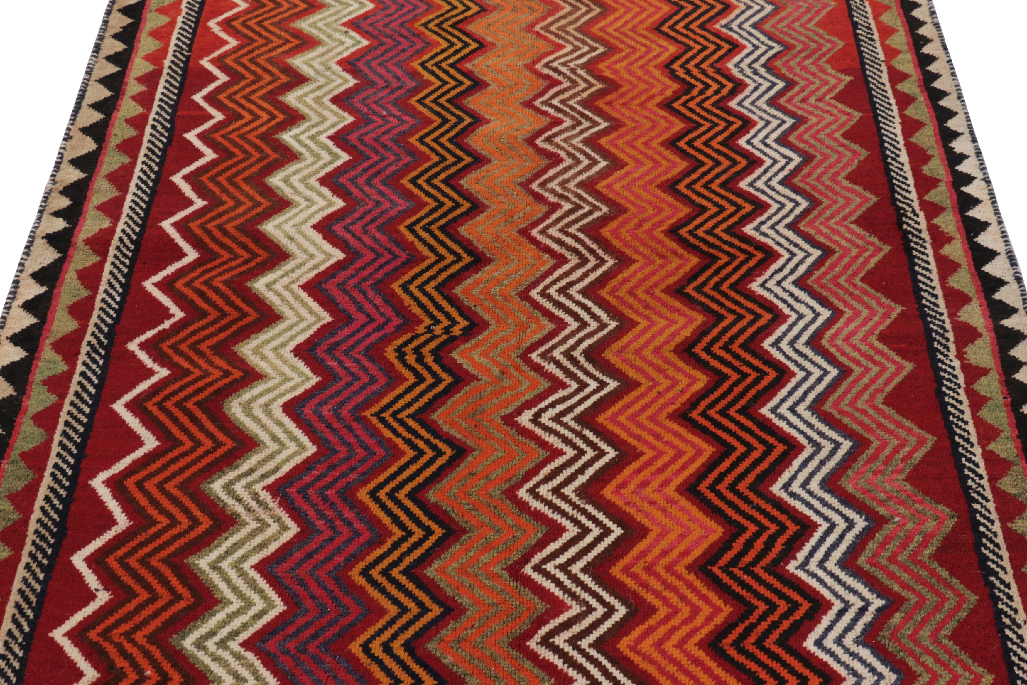 Questo tappeto persiano Gabbeh vintage 4x6 è l'ultima grande novità della collezione di pezzi tribali iconici di Rug & Kilim. Annodato a mano in lana verso il 1950-1960.

Sul design: 

Questo tappeto Gabbeh vintage è un esempio sorprendente di