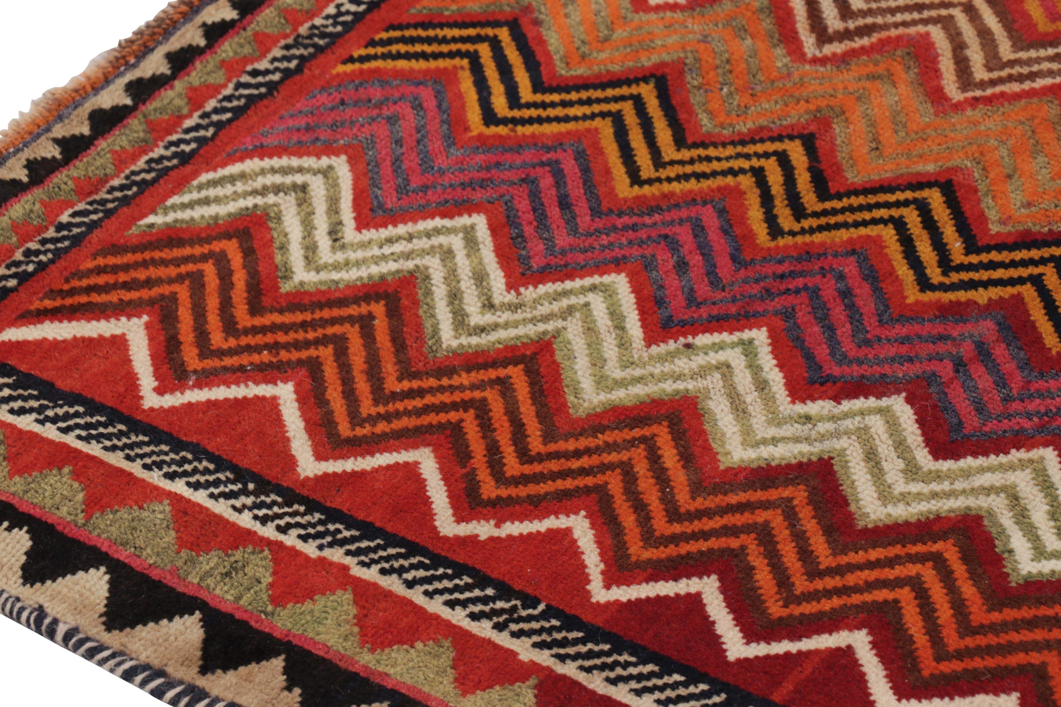 Persiano Tappeto tribale Gabbeh d'epoca, tappeto persiano rosso con chevrons - Rug & Kilim in vendita