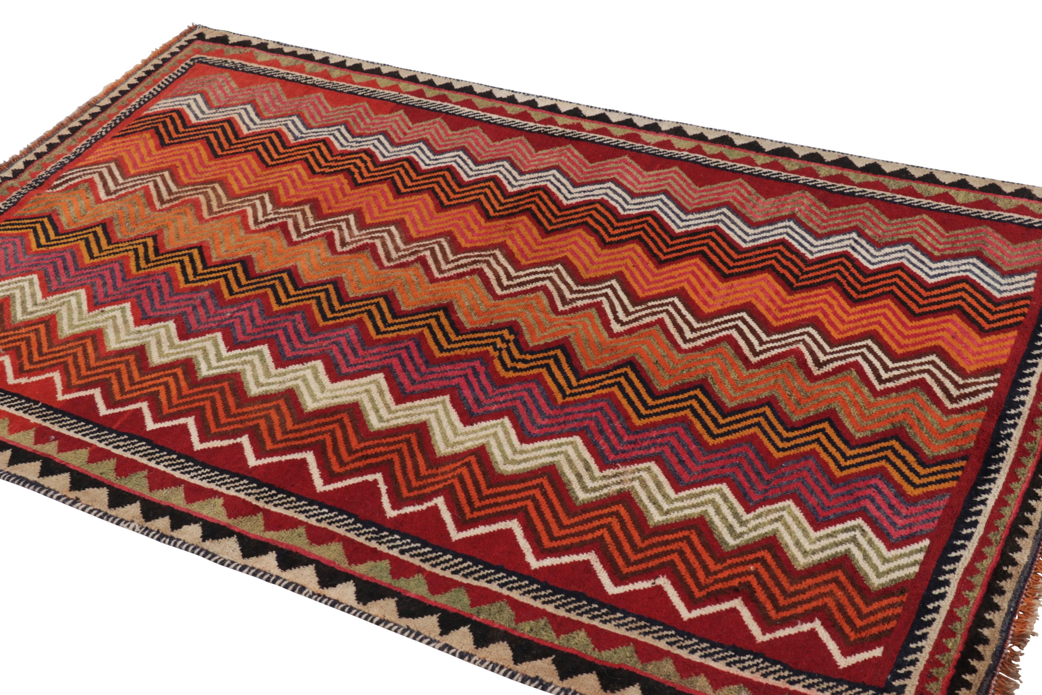 Annodato a mano Tappeto tribale Gabbeh d'epoca, tappeto persiano rosso con chevrons - Rug & Kilim in vendita