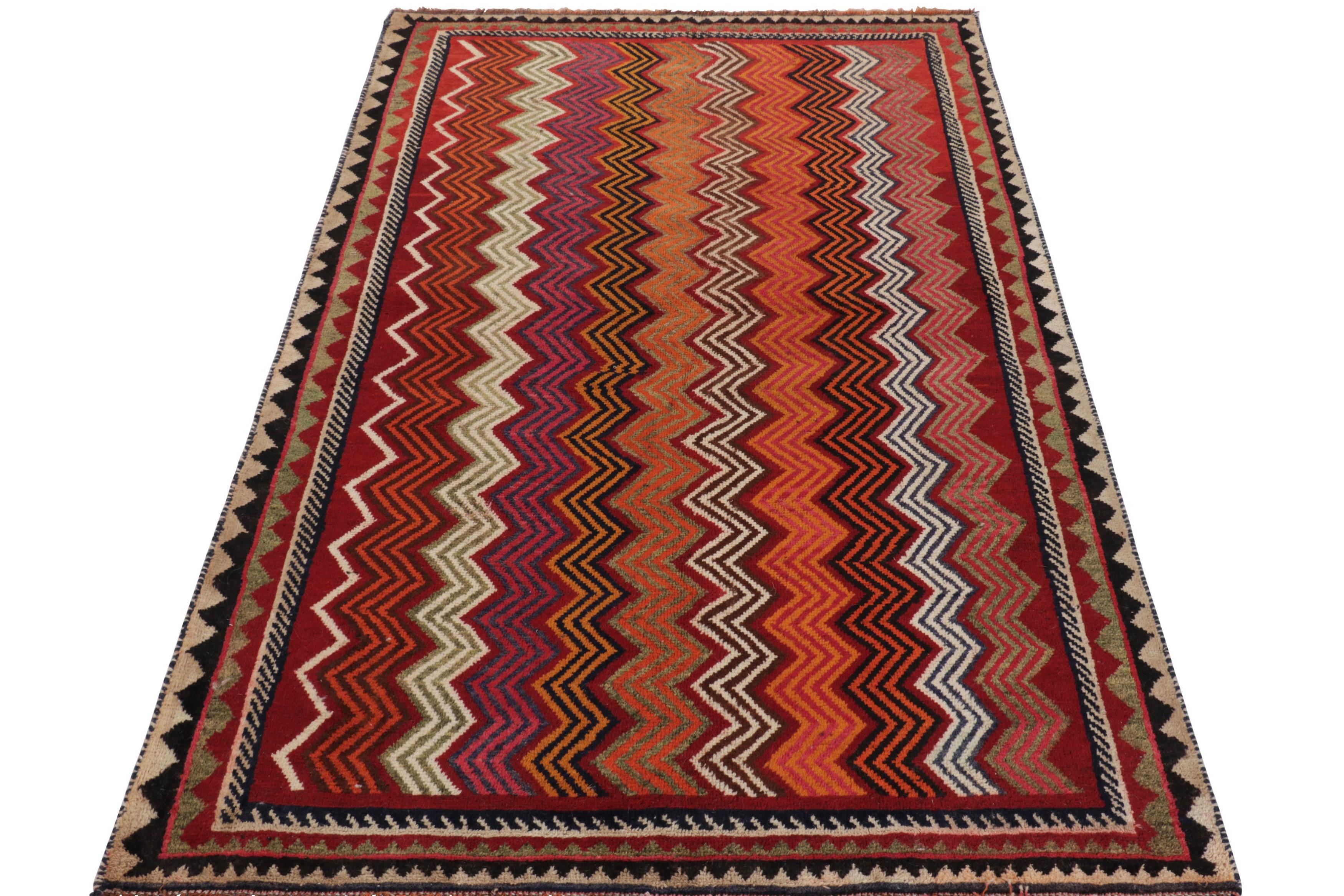 Tappeto tribale Gabbeh d'epoca, tappeto persiano rosso con chevrons - Rug & Kilim In condizioni ottime in vendita a Long Island City, NY
