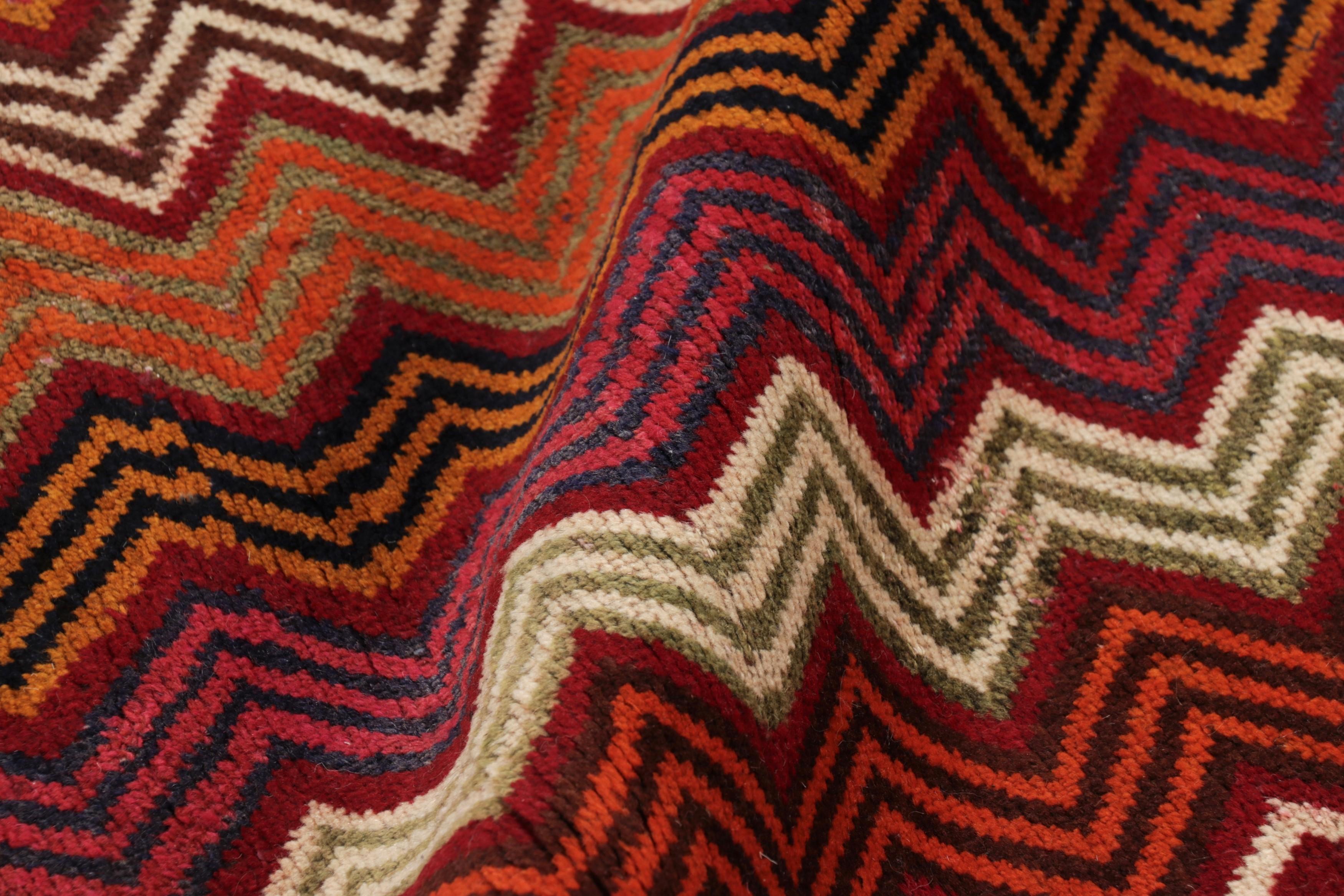 Metà XX secolo Tappeto tribale Gabbeh d'epoca, tappeto persiano rosso con chevrons - Rug & Kilim in vendita