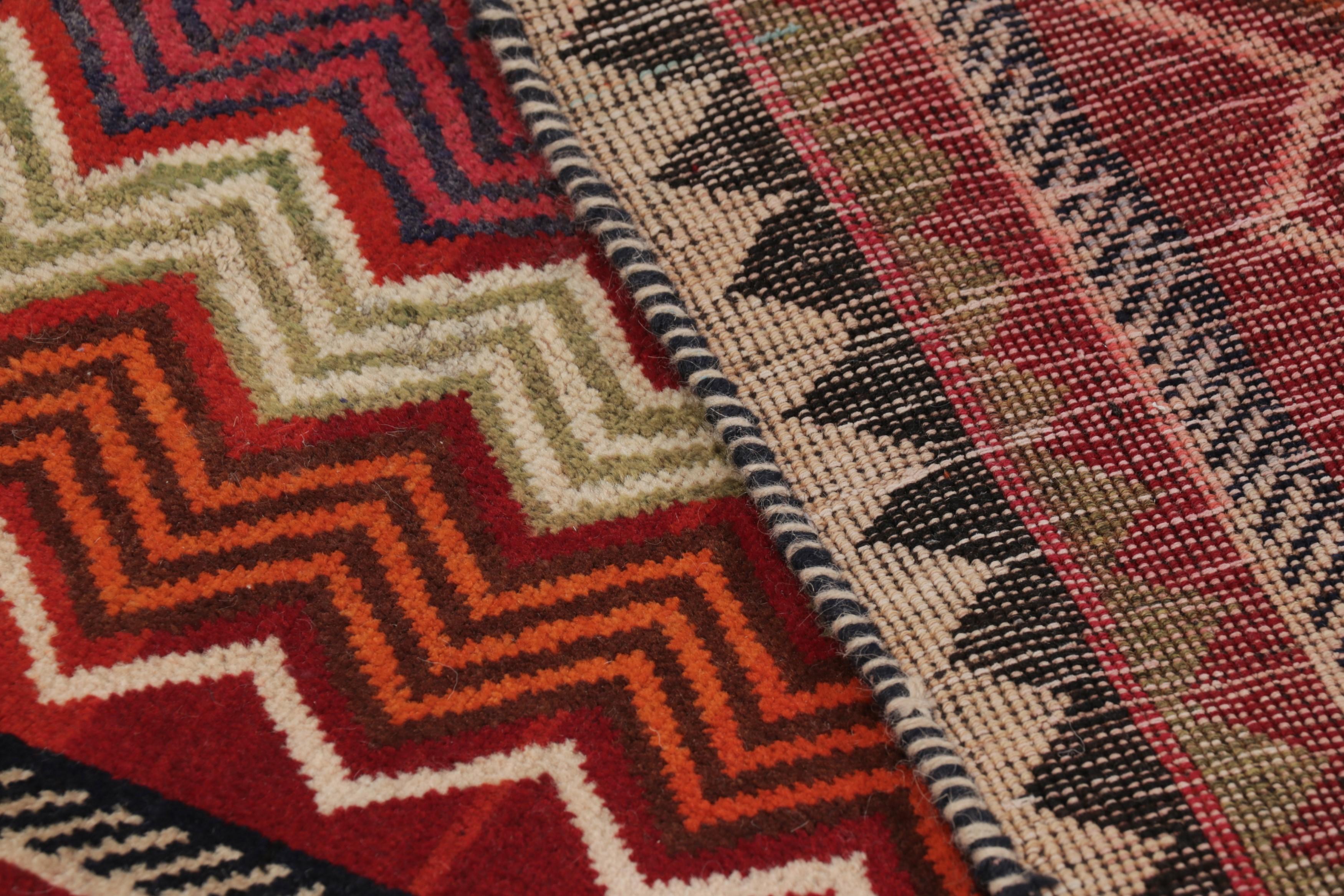 Lana Tappeto tribale Gabbeh d'epoca, tappeto persiano rosso con chevrons - Rug & Kilim in vendita