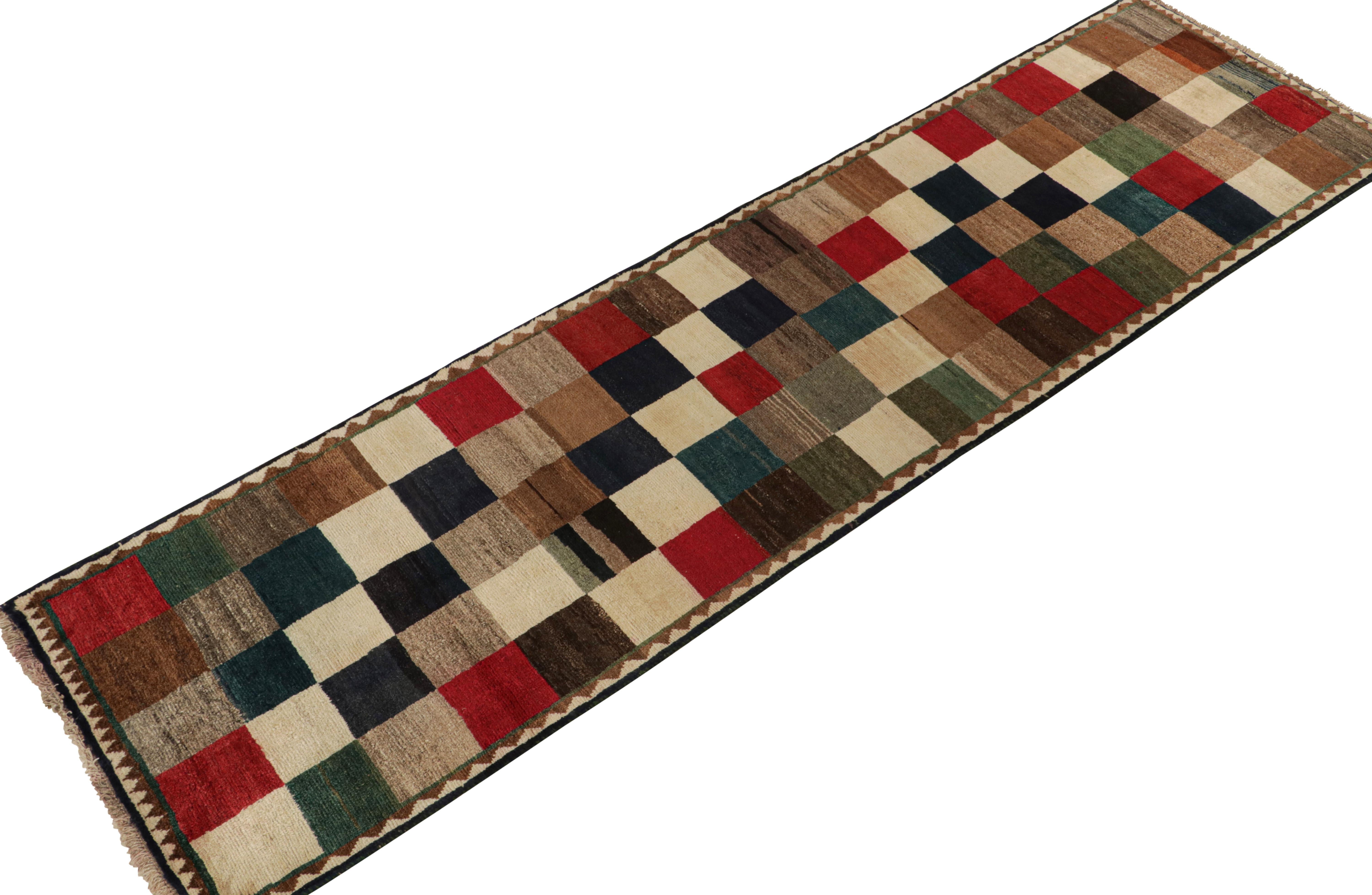 Dieser alte Gabbeh-Perserteppich (3x11) gehört zu den neuesten Beiträgen in den seltenen Stammesausstellungen von Rug & Kilim. Handgeknüpft aus Wolle, ca. 1950-1960.
Über das Design:
Diese Stammesherkunft ist einer der primitivsten und