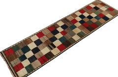 Gabbeh Stammeskunst-Läufer in Beigebraun mit rotem, blauem Quadrat von Rug & Kilim